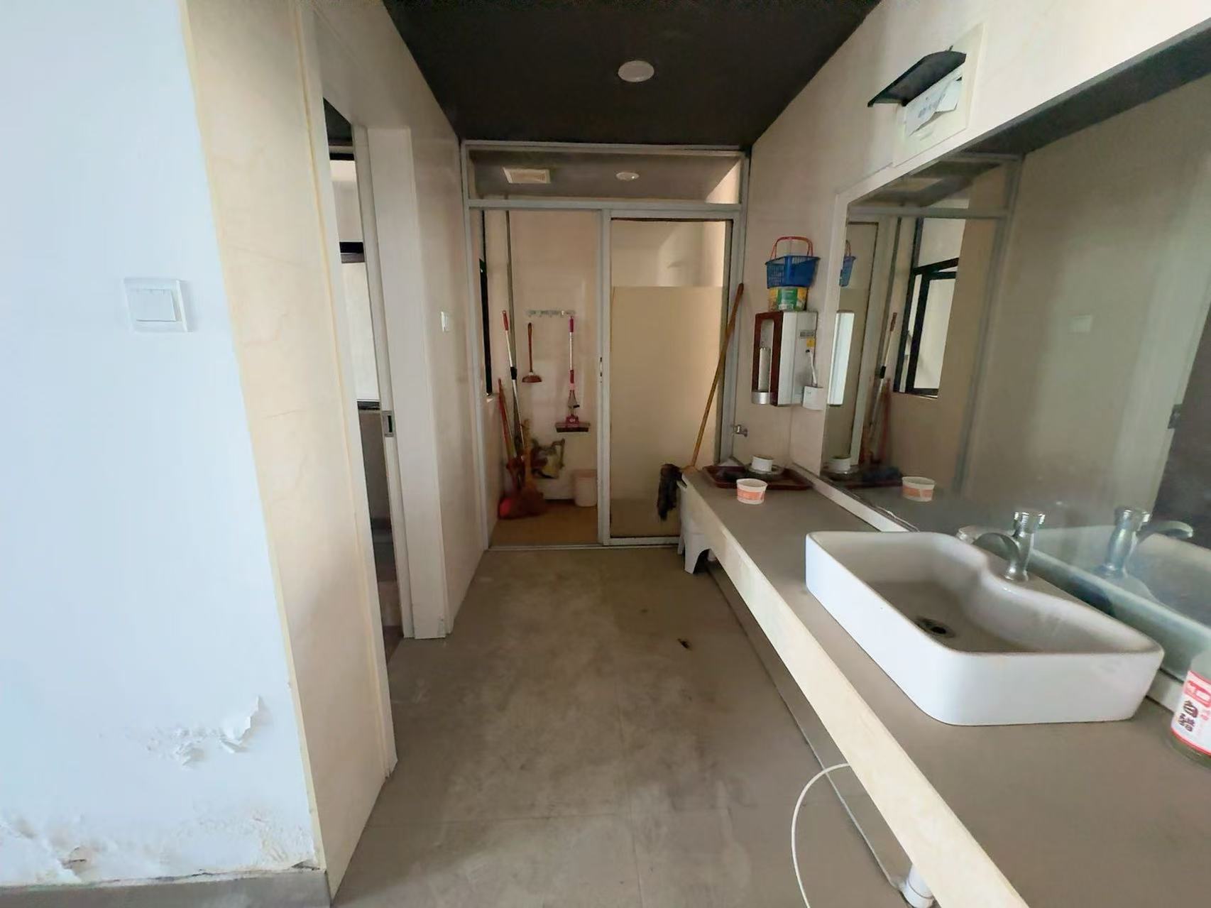 慈善大厦  1室1厅1卫    25.0万 慈善大厦  1室1厅1卫    25.0万室内图