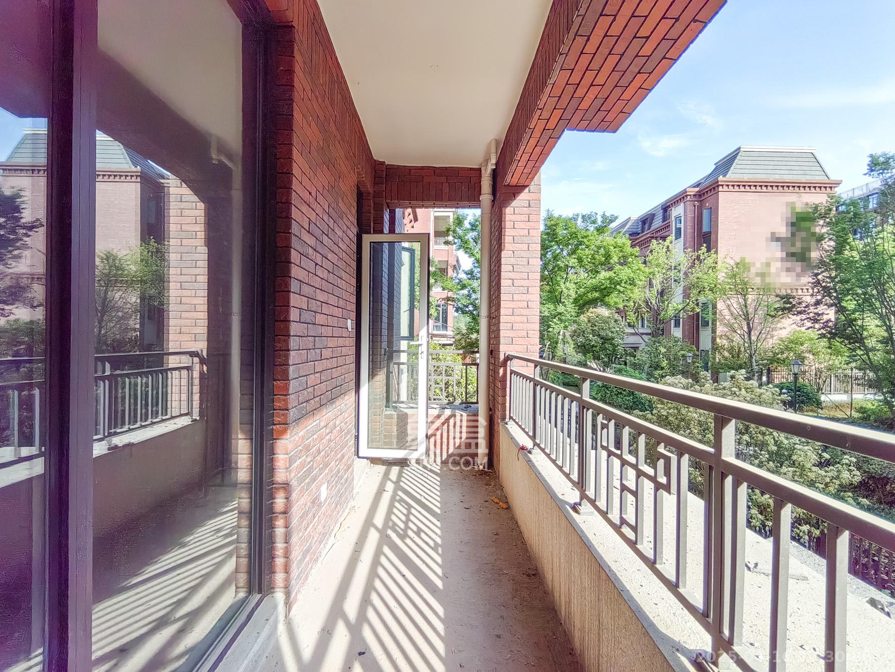 金地艺境 5室2厅3卫 188.0万 金地艺境 5室2厅3卫 188.0万阳台