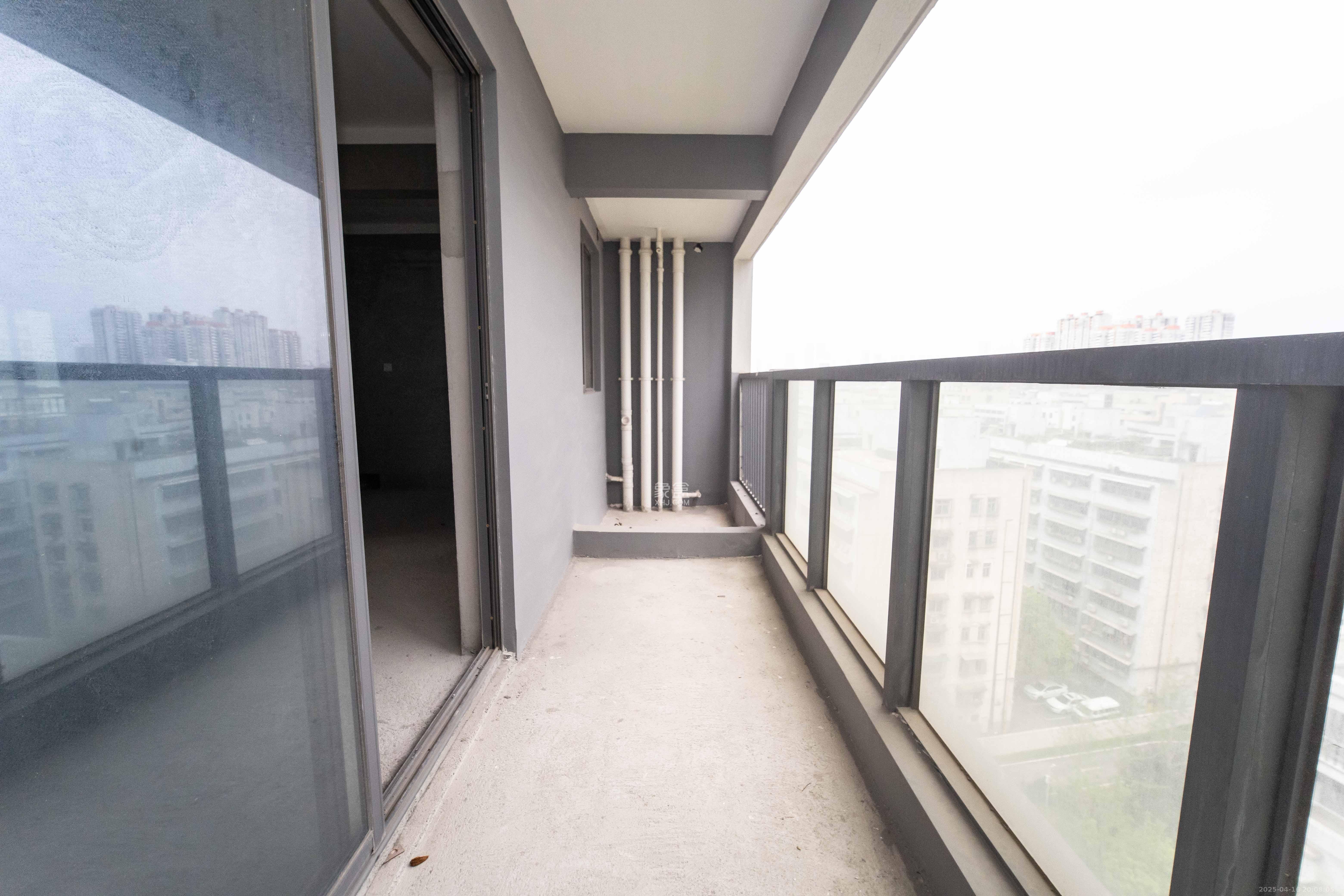 长房国际广场(长房商业广场) 4室2厅2卫 240.0万 长房国际广场(长房商业广场) 4室2厅2卫 240.0万阳台