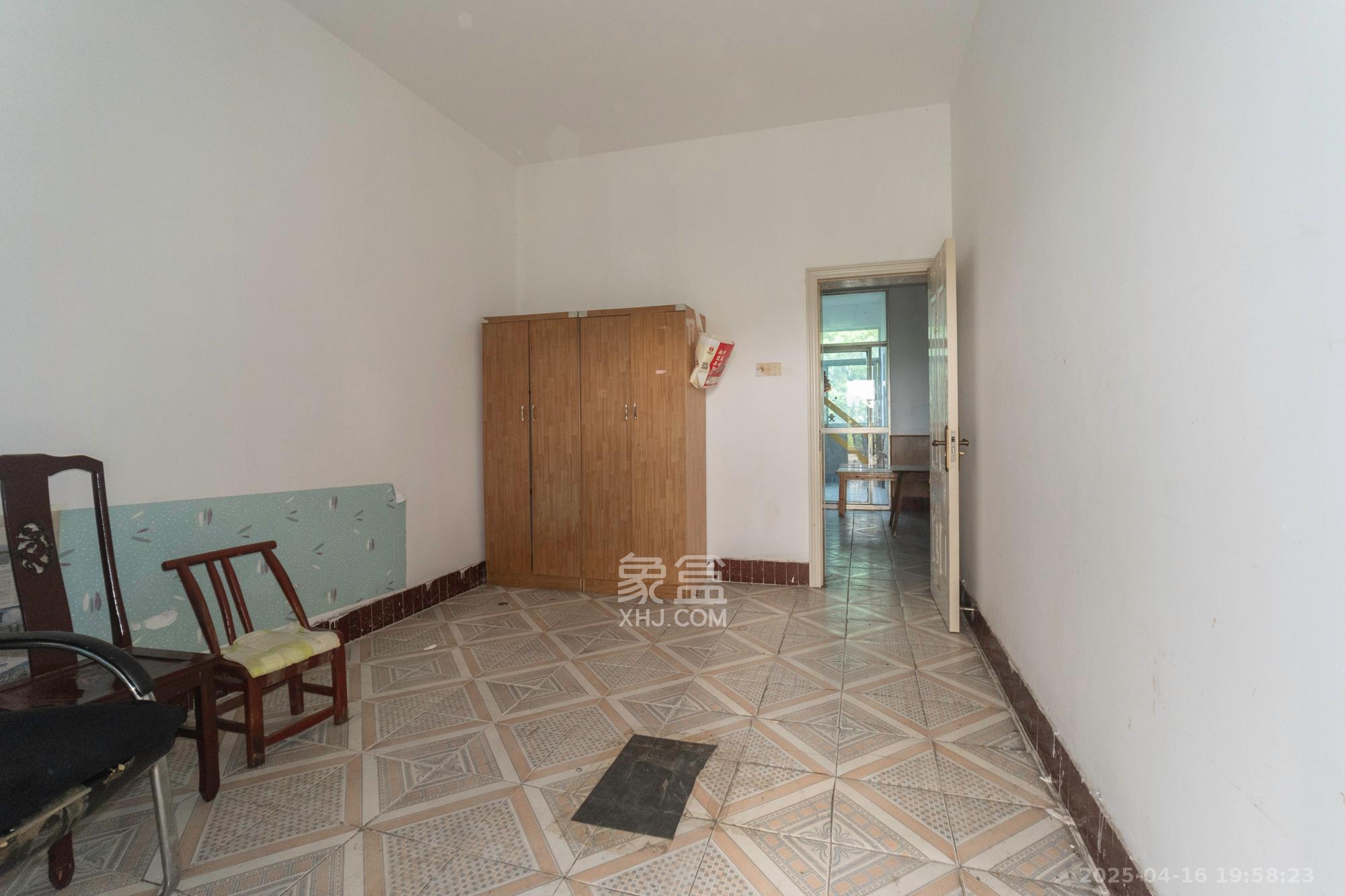 长沙县政府宿舍(星邻南苑) 3室2厅1卫 65.0万 长沙县政府宿舍(星邻南苑) 3室2厅1卫 65.0万卧室