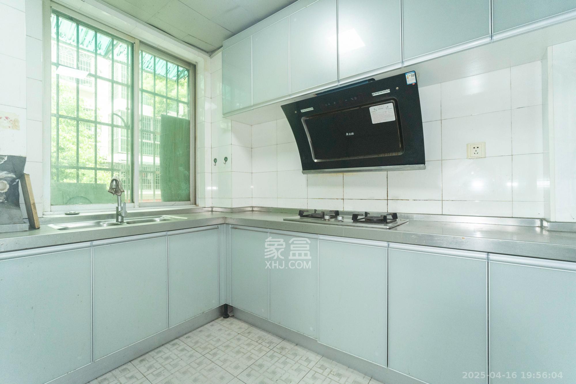 中南汽车世界 2室2厅1卫 34.8万 中南汽车世界 2室2厅1卫 34.8万厨房