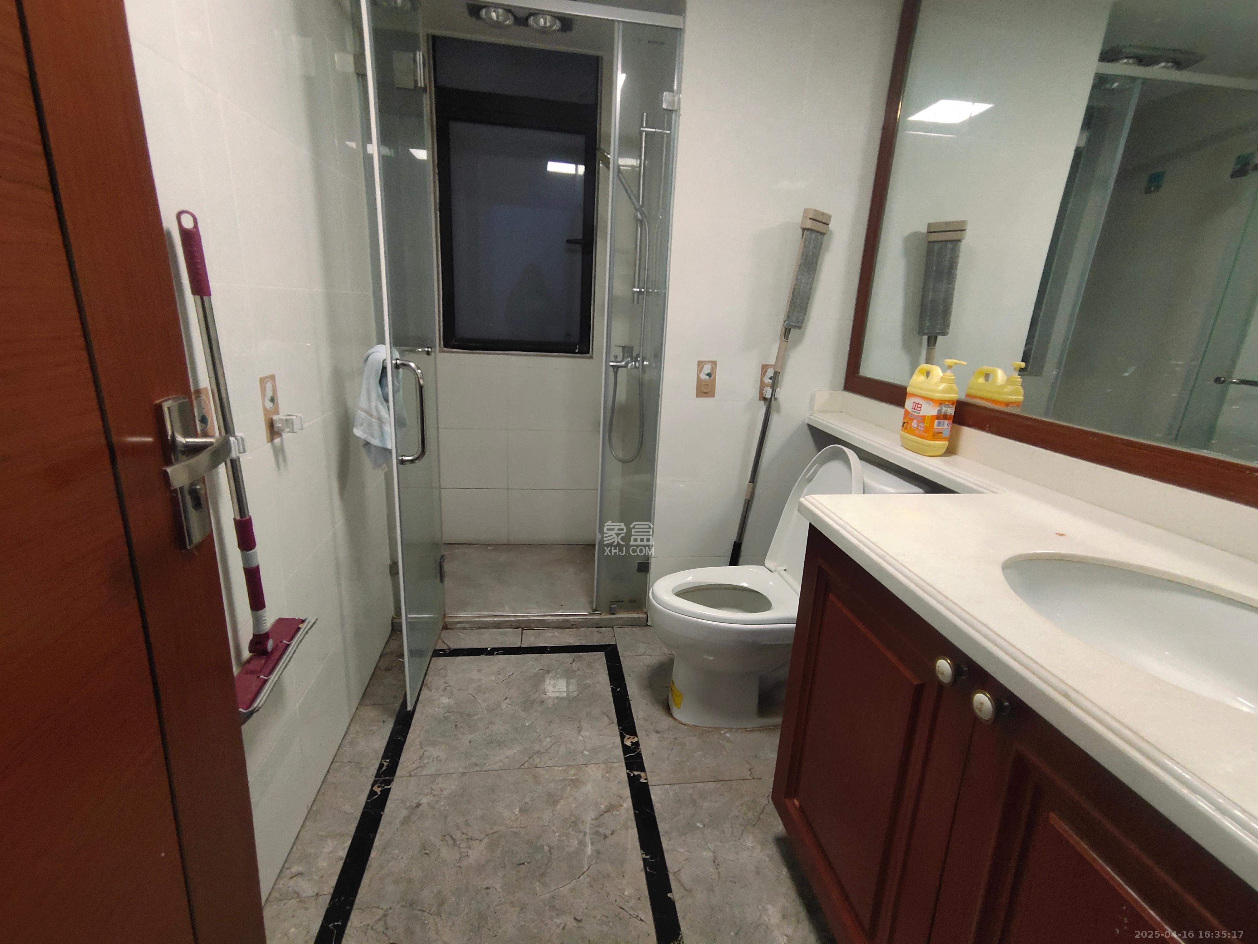 中海国际五期  3室2厅2卫    2000.0元/月 中海国际五期  3室2厅2卫    2000.0元/月室内图