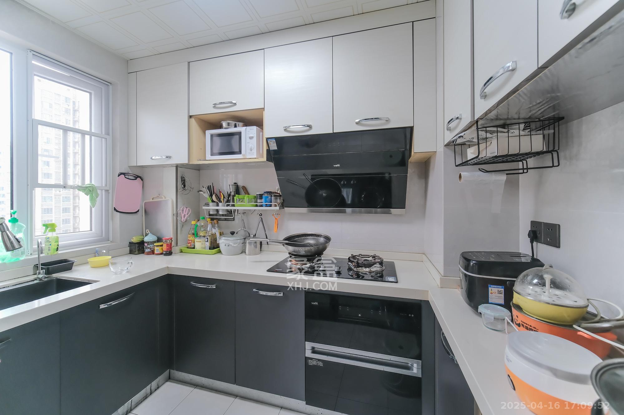 荣盛花语城  4室2厅2卫    126.0万 荣盛花语城  4室2厅2卫    126.0万厨房