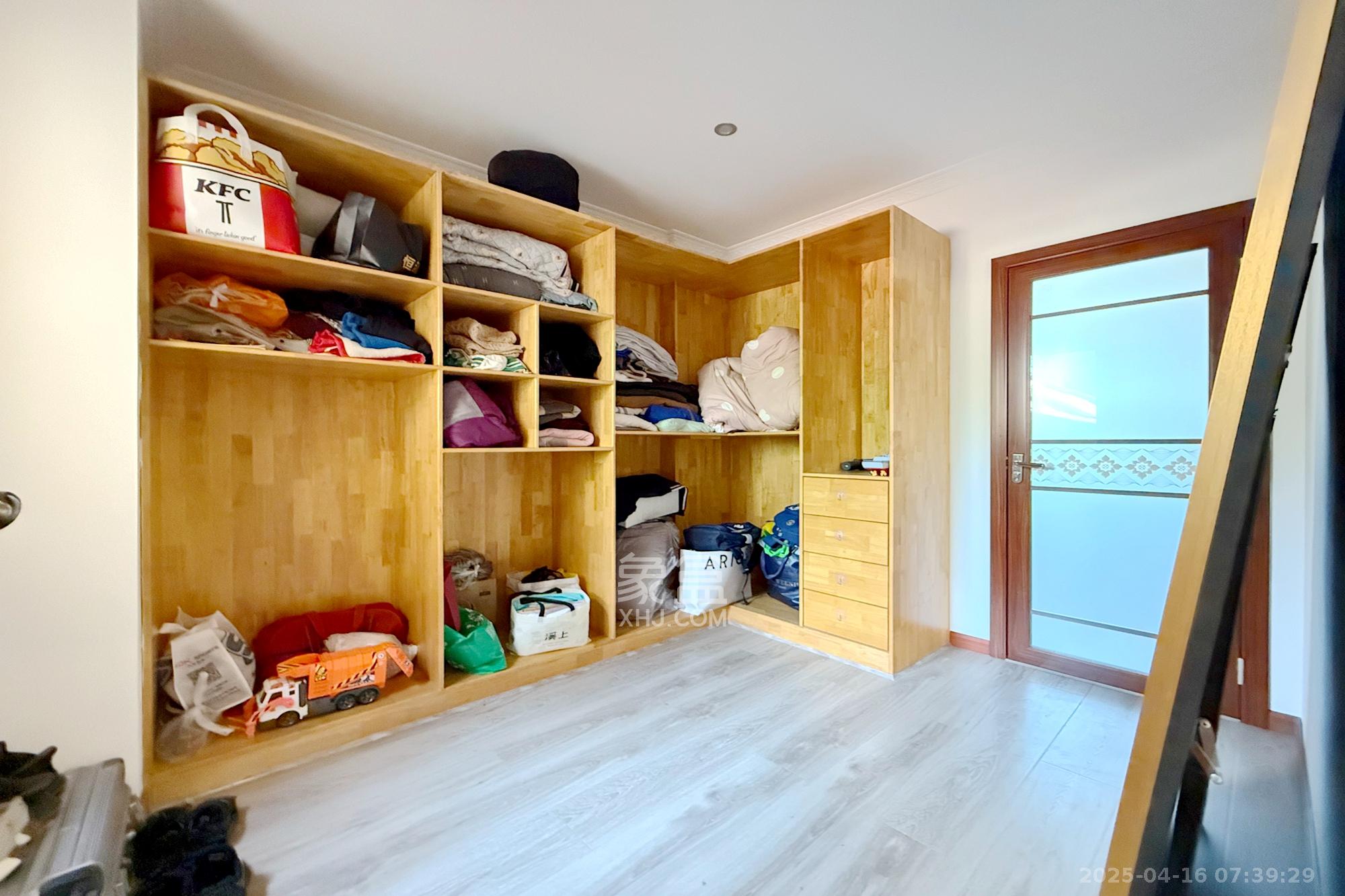 金地三千府(金地湖山樾、金地自在城) 5室3厅4卫 498.0万 金地三千府(金地湖山樾、金地自在城) 5室3厅4卫 498.0万其他