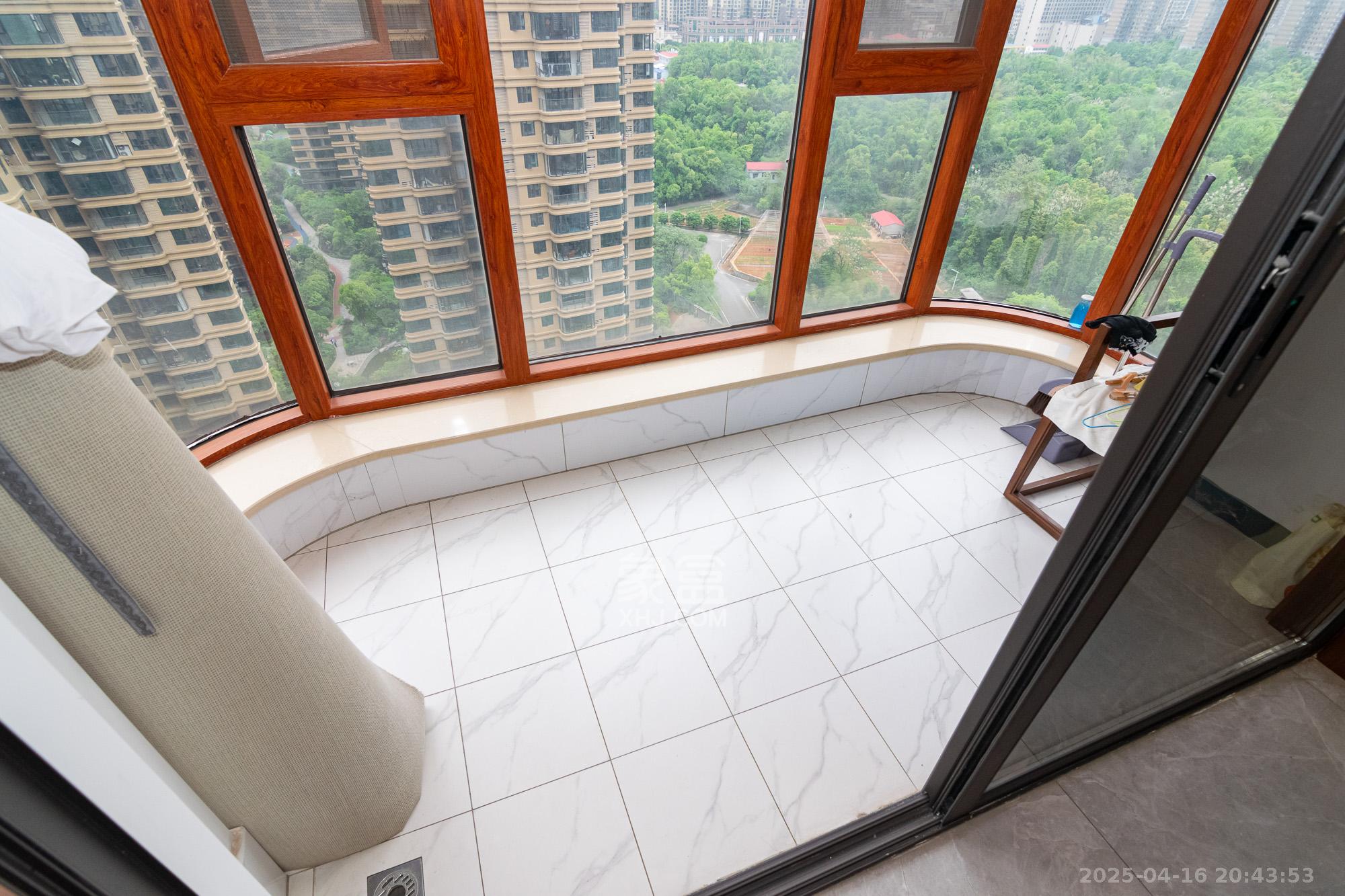 三润城（三润星城）  4室2厅2卫    125.0万阳台