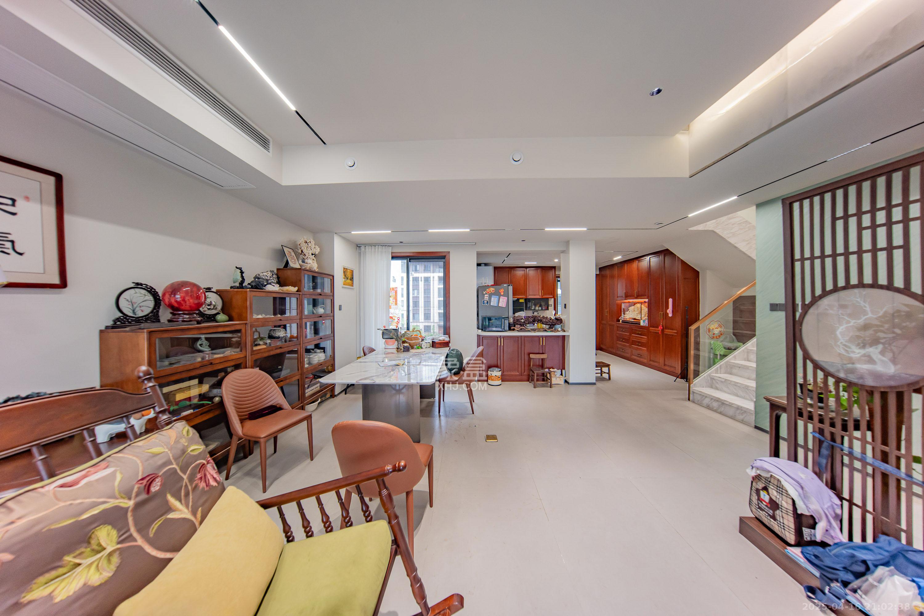 碧桂园智慧城市 4室2厅3卫 249.0万 碧桂园智慧城市 4室2厅3卫 249.0万客厅