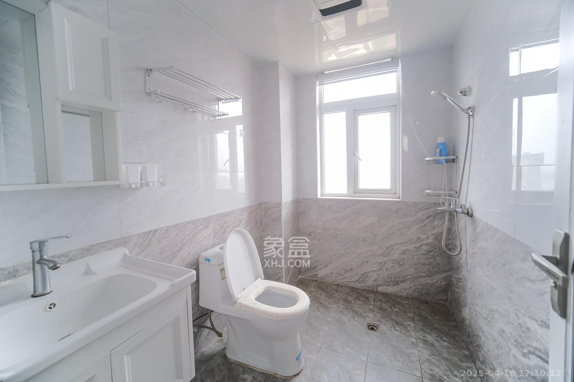 和悦城(蟠龙景苑) 3室2厅1卫 59.8万 和悦城(蟠龙景苑) 3室2厅1卫 59.8万卫生间