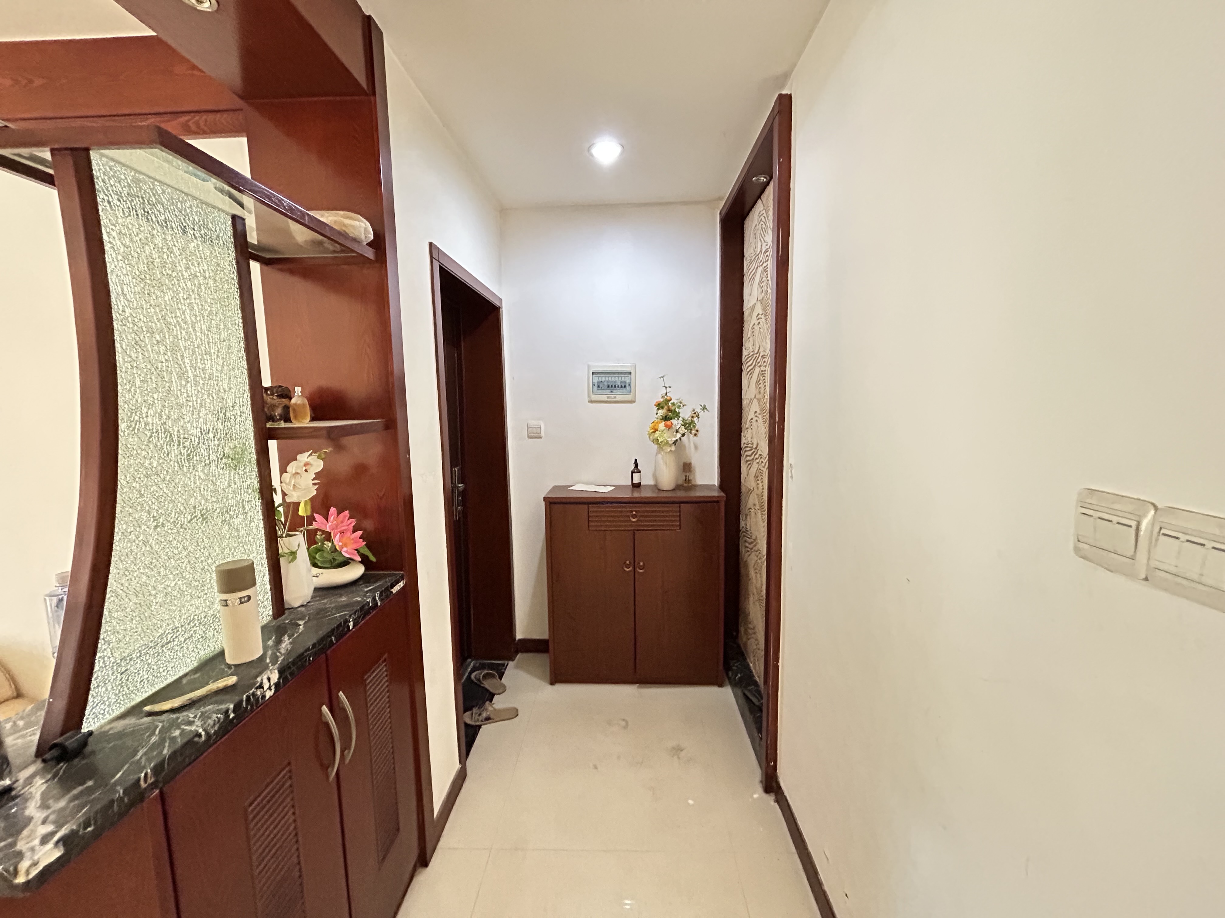 市委四号院 4室2厅2卫 1800.00元/月 市委四号院 4室2厅2卫 1800.00元/月室内图