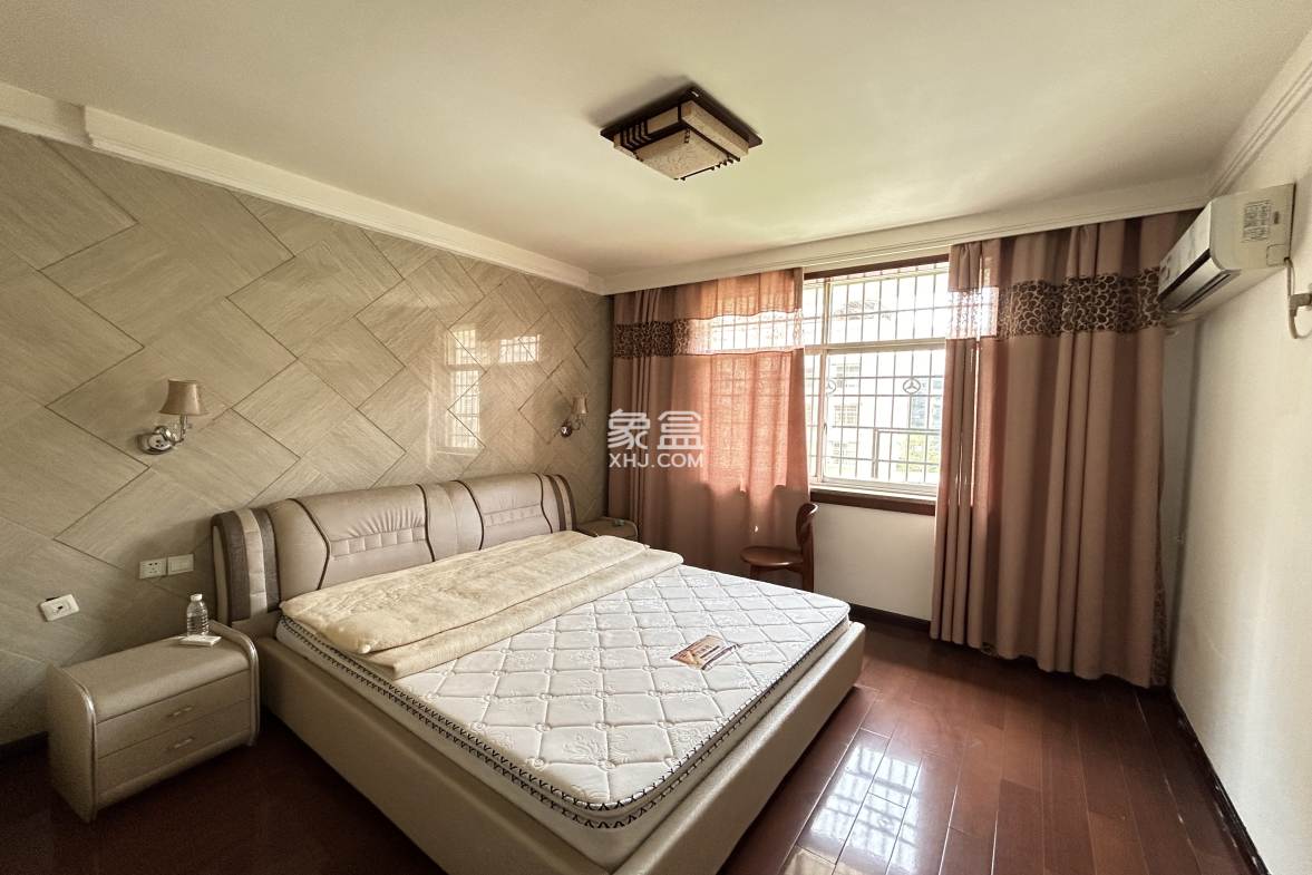 市委四号院 4室2厅2卫 1800.00元/月 市委四号院 4室2厅2卫 1800.00元/月室内图