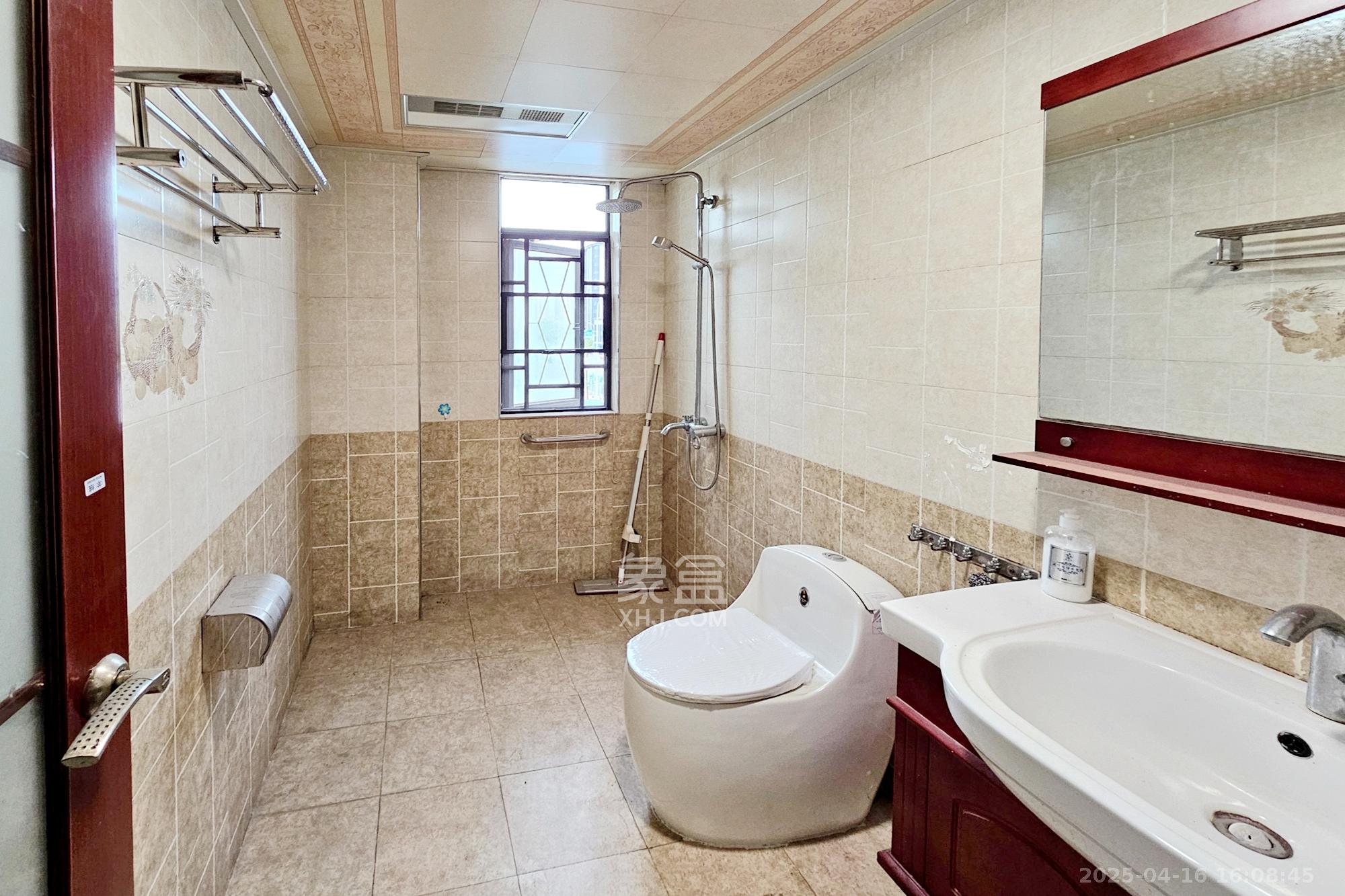 三江花中城 3室2厅2卫 125.0万 三江花中城 3室2厅2卫 125.0万卫生间