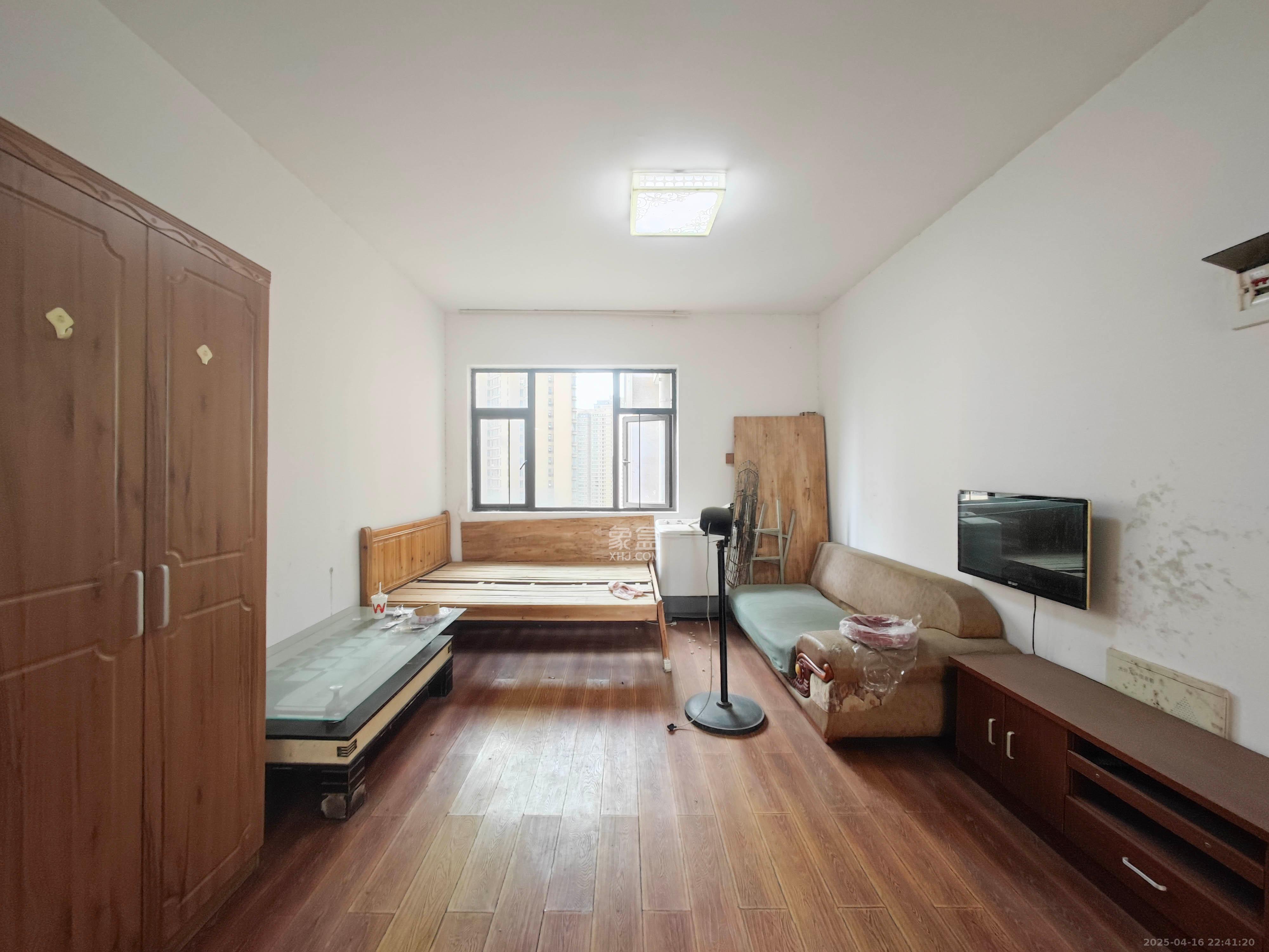 德润小区(丰升德润小区) 3室2厅1卫 109.5万 德润小区(丰升德润小区) 3室2厅1卫 109.5万客厅