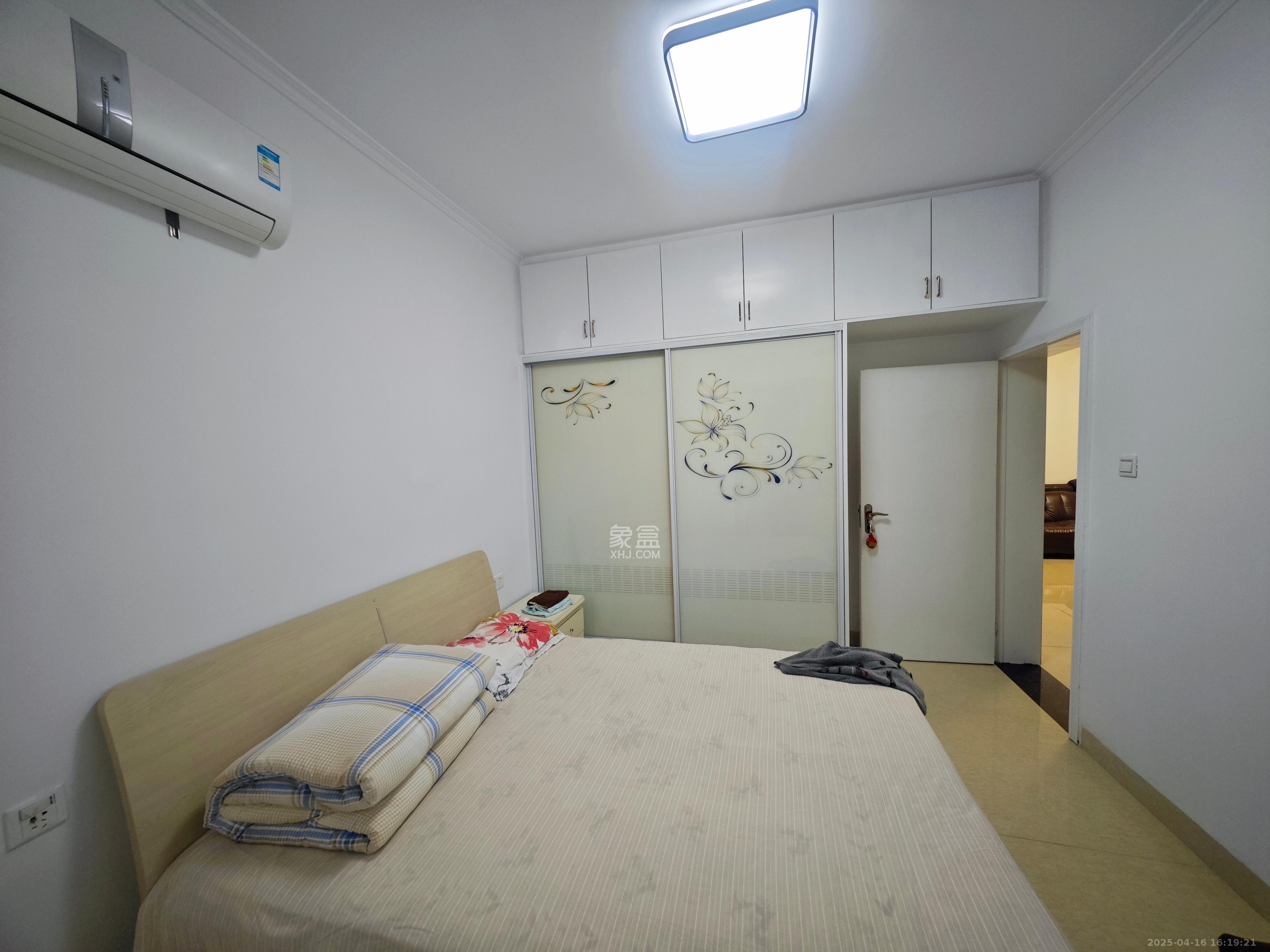 新景家园  3室2厅1卫   45.00万客厅