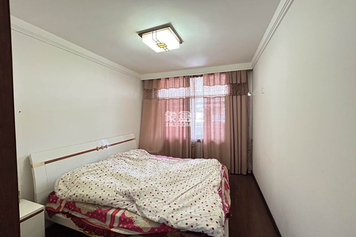 市委四号院 4室2厅2卫 1800.00元/月 市委四号院 4室2厅2卫 1800.00元/月室内图