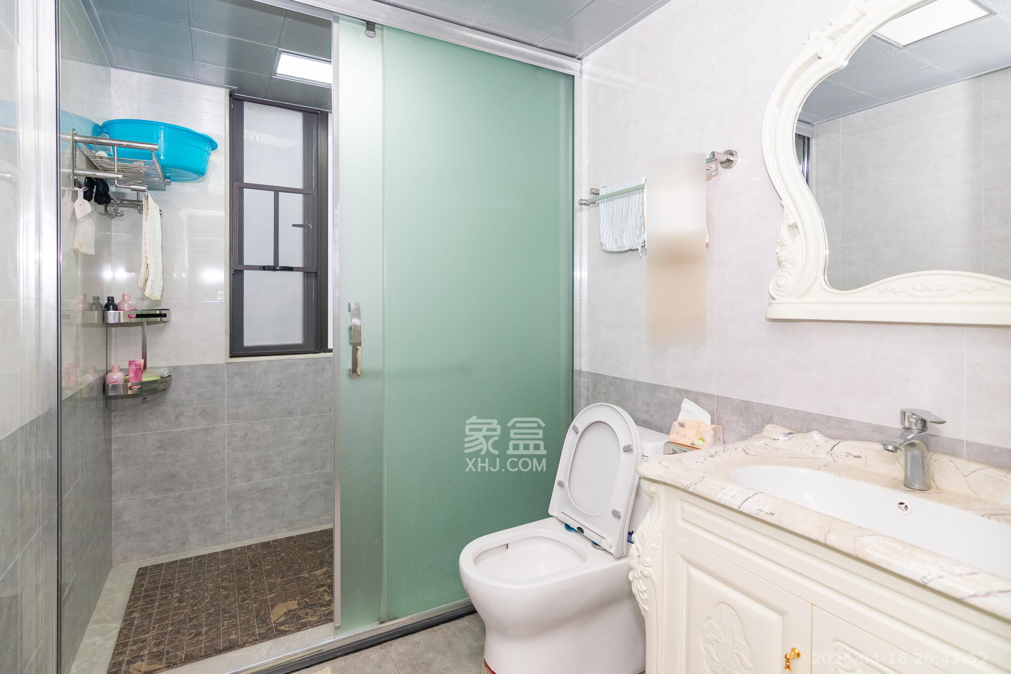 三润城（三润星城）  4室2厅2卫    125.0万卫生间