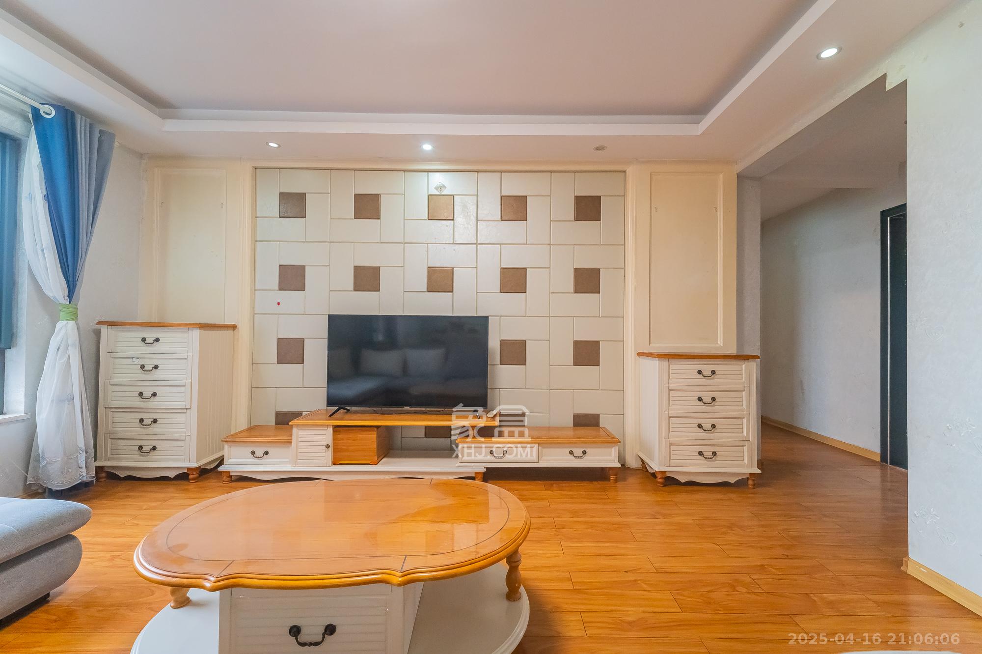 华润凤凰城二期 4室2厅2卫 106.0万 华润凤凰城二期 4室2厅2卫 106.0万客厅