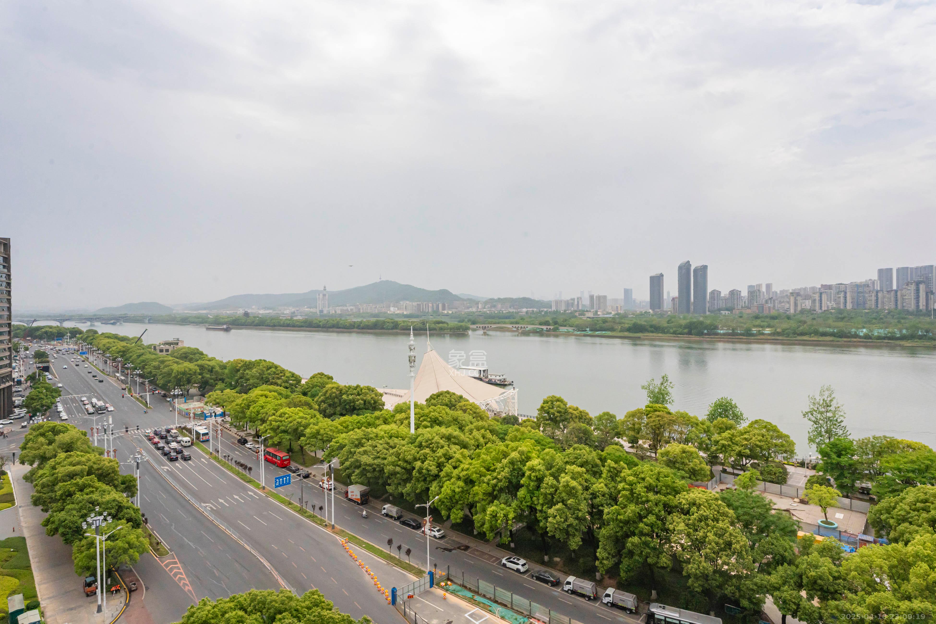 华盛新外滩  4室2厅2卫   240.00万阳台