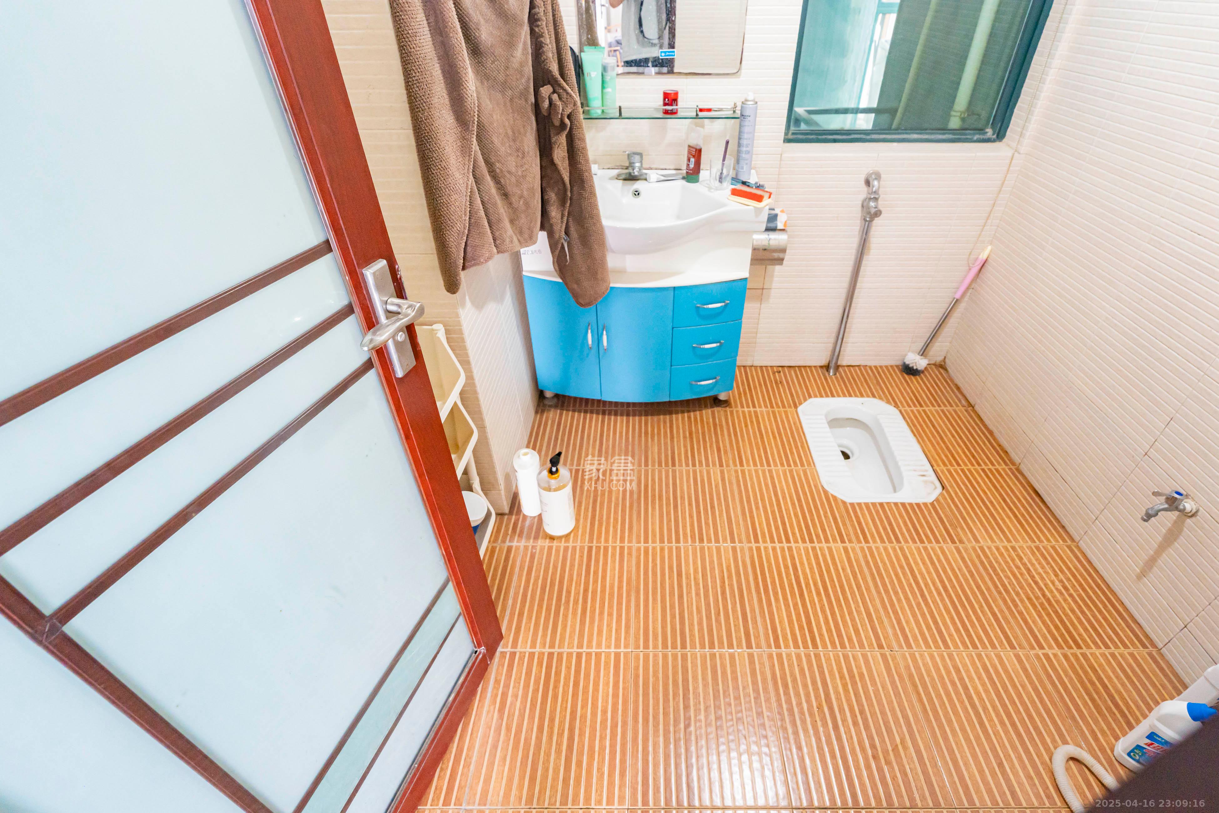 华盛新外滩  4室2厅2卫   240.00万卫生间