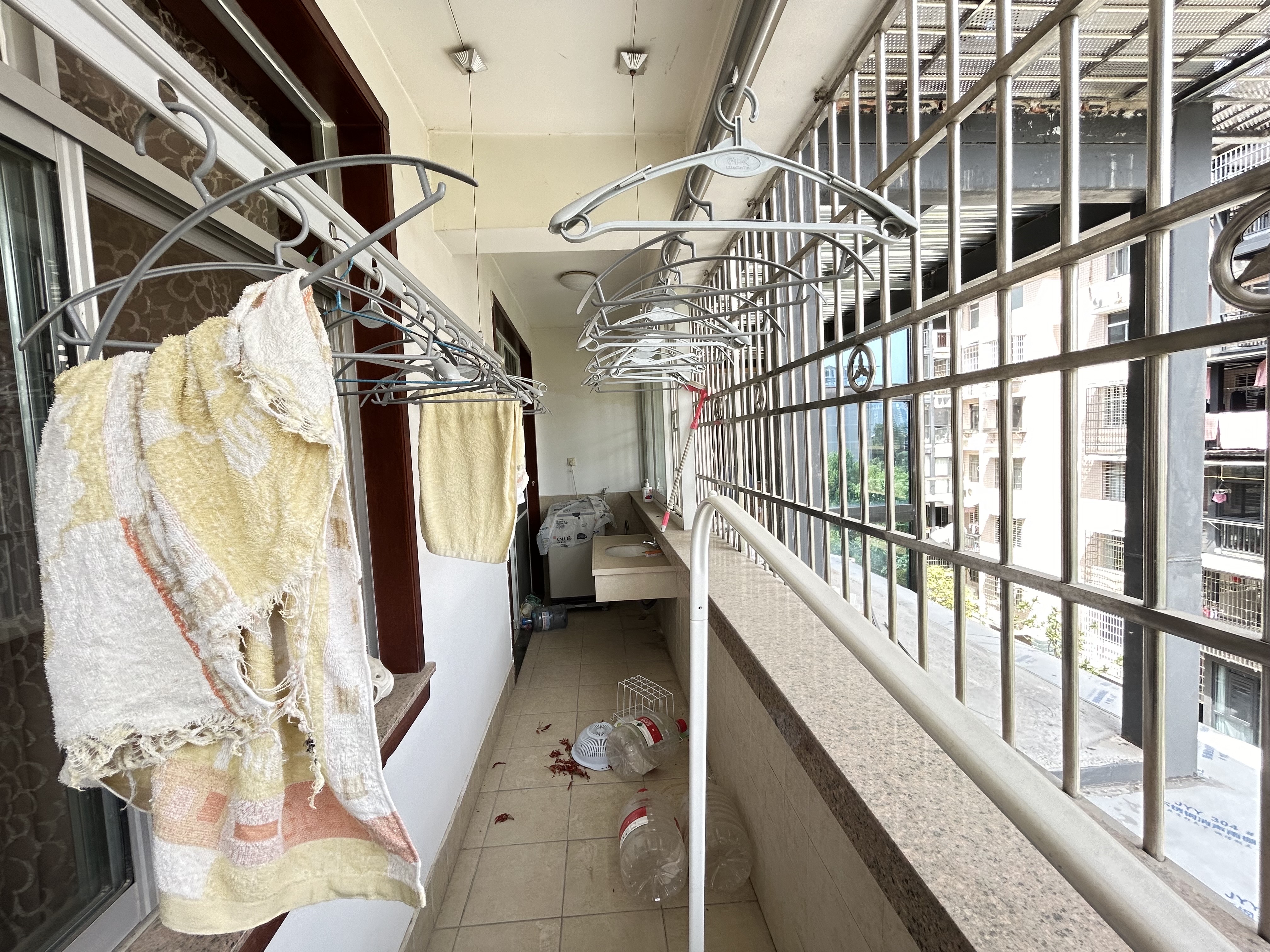 市委四号院 4室2厅2卫 1800.00元/月 市委四号院 4室2厅2卫 1800.00元/月室内图