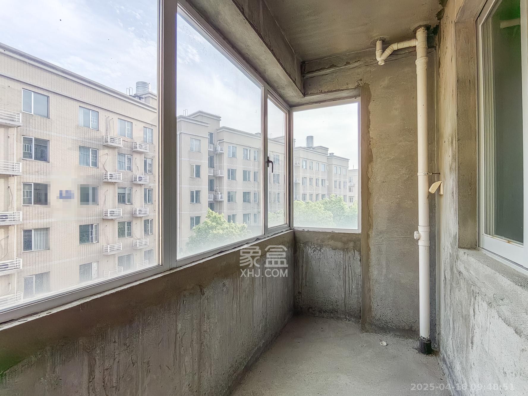 恒广国际物流园  3室2厅2卫    29.8万 恒广国际物流园  3室2厅2卫    29.8万阳台