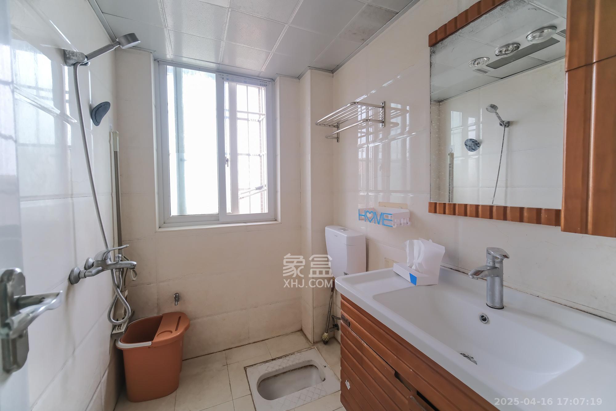 世景华庭 2室2厅1卫 45.0万 世景华庭 2室2厅1卫 45.0万卫生间