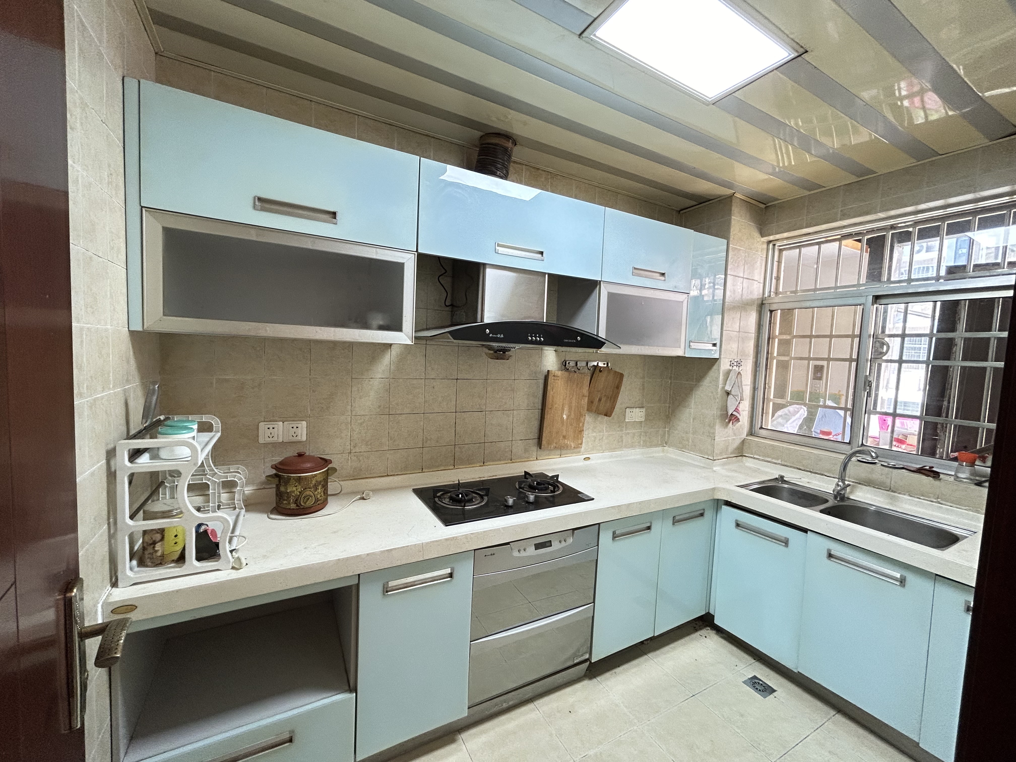 市委四号院 4室2厅2卫 1800.00元/月 市委四号院 4室2厅2卫 1800.00元/月室内图