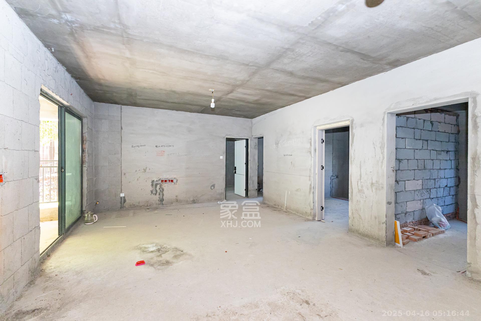 金湘苑(星澜之悦) 4室2厅2卫 62.0万 金湘苑(星澜之悦) 4室2厅2卫 62.0万客厅