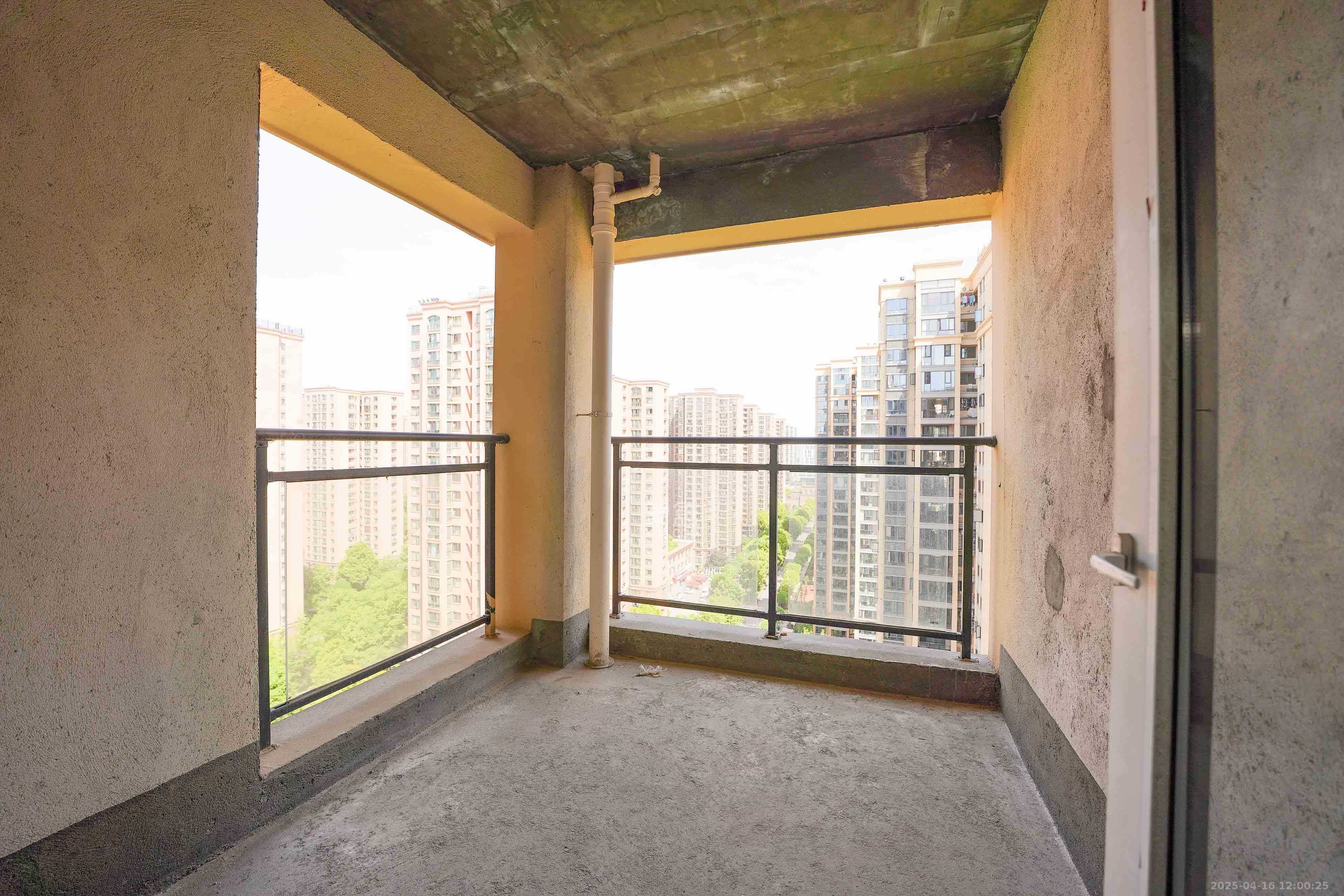 丽发新城  4室2厅2卫    103.0万 丽发新城  4室2厅2卫    103.0万卧室