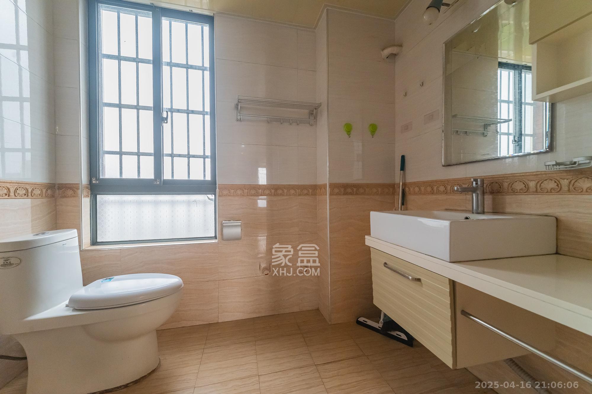 华润凤凰城二期 4室2厅2卫 106.0万 华润凤凰城二期 4室2厅2卫 106.0万卫生间