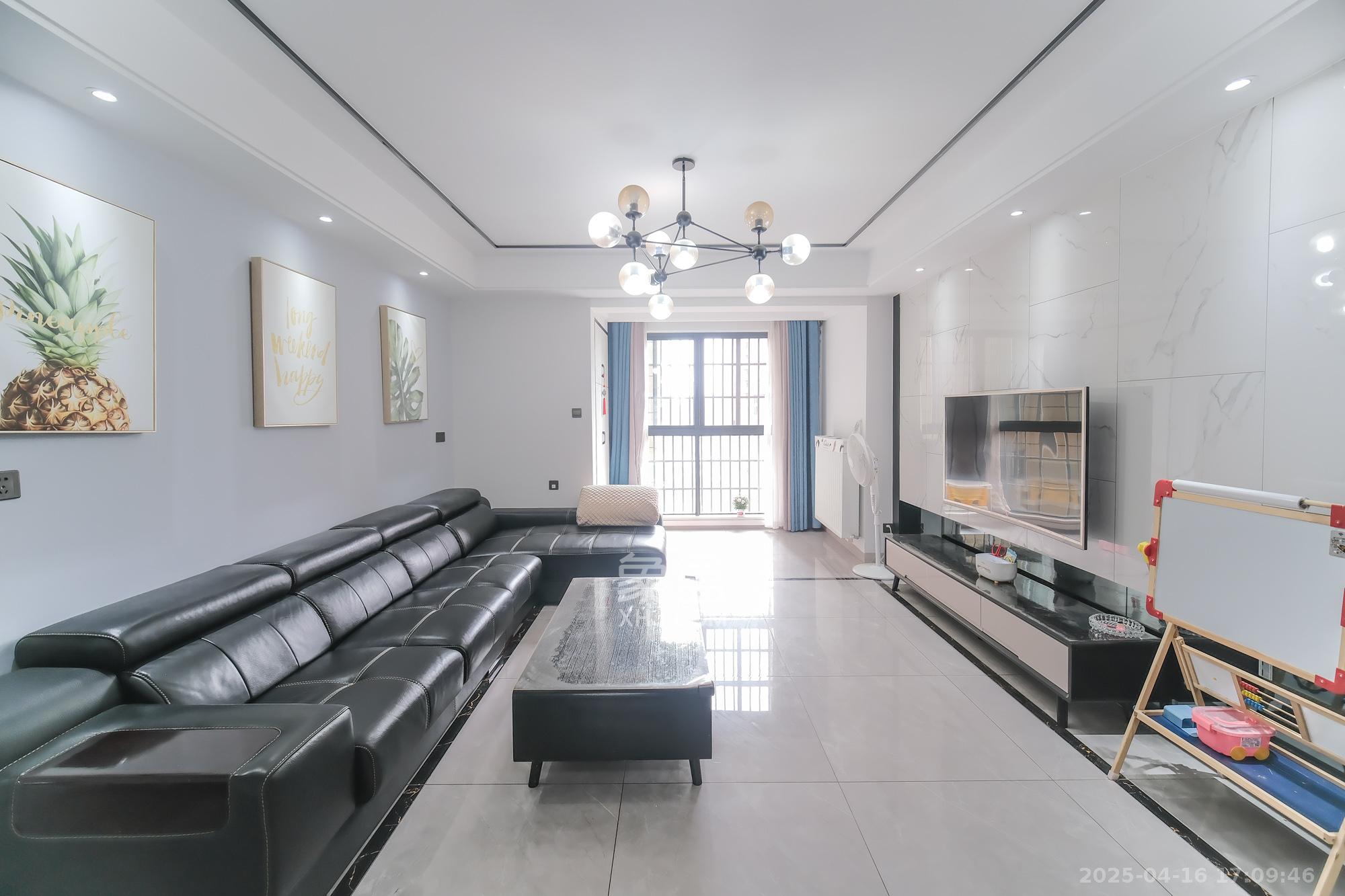 荣盛花语城  4室2厅2卫    126.0万 荣盛花语城  4室2厅2卫    126.0万客厅