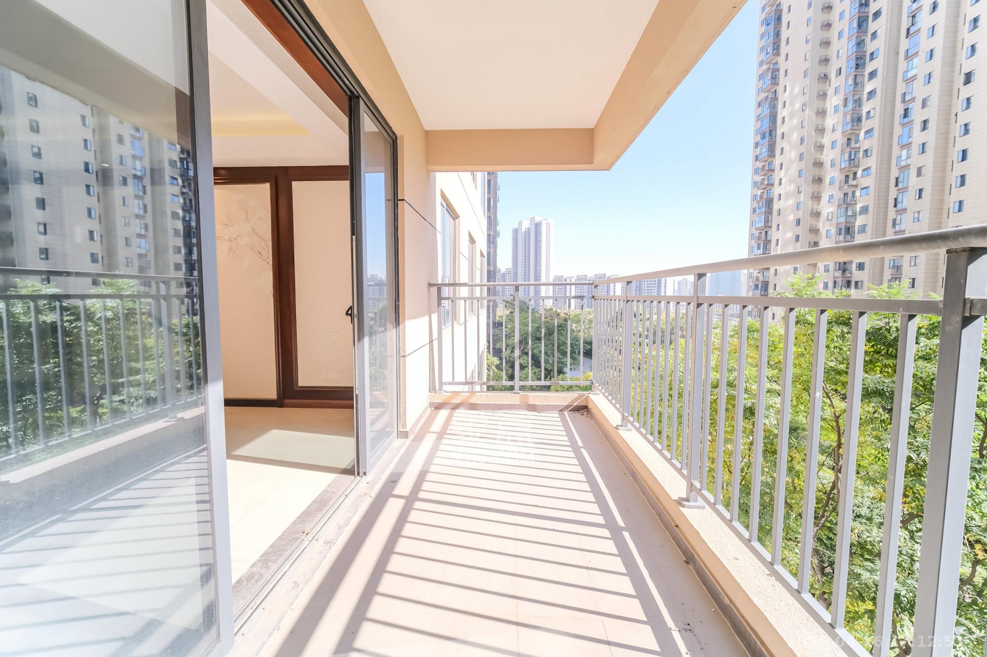 运达锦绣广场  5室2厅2卫    328.0万 运达锦绣广场  5室2厅2卫    328.0万阳台