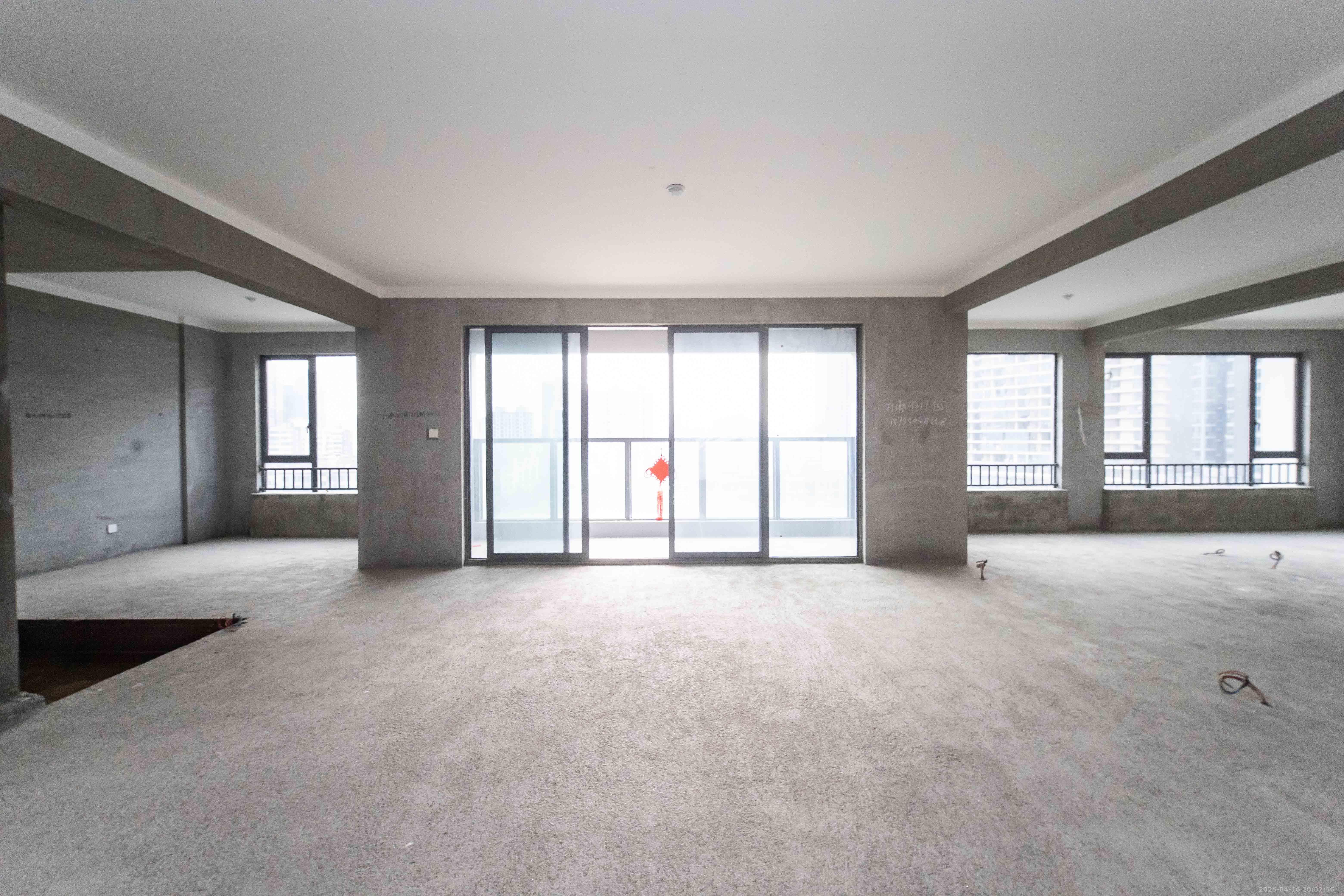 长房国际广场(长房商业广场) 4室2厅2卫 240.0万 长房国际广场(长房商业广场) 4室2厅2卫 240.0万客厅