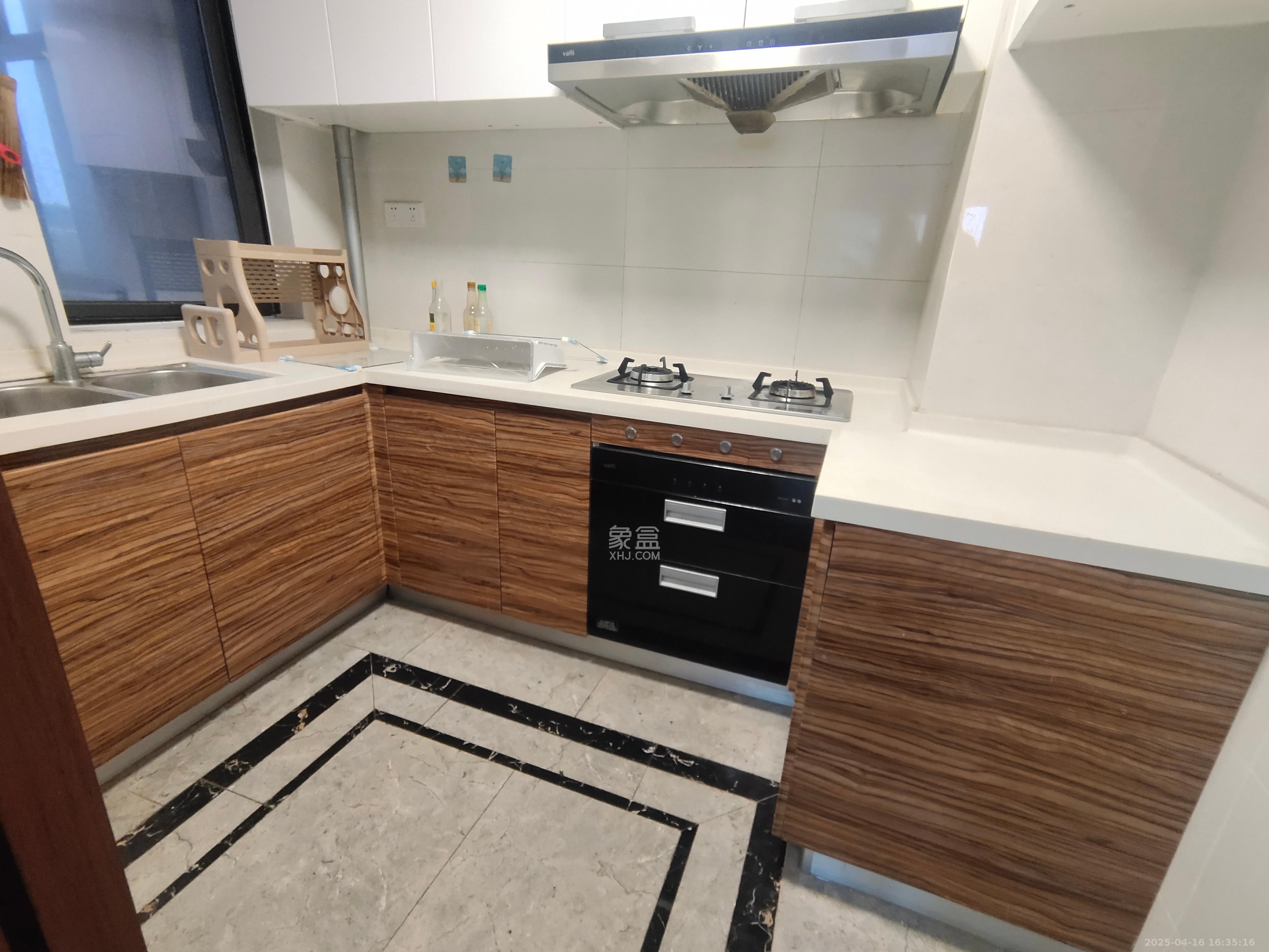 中海国际五期  3室2厅2卫    2000.0元/月 中海国际五期  3室2厅2卫    2000.0元/月室内图