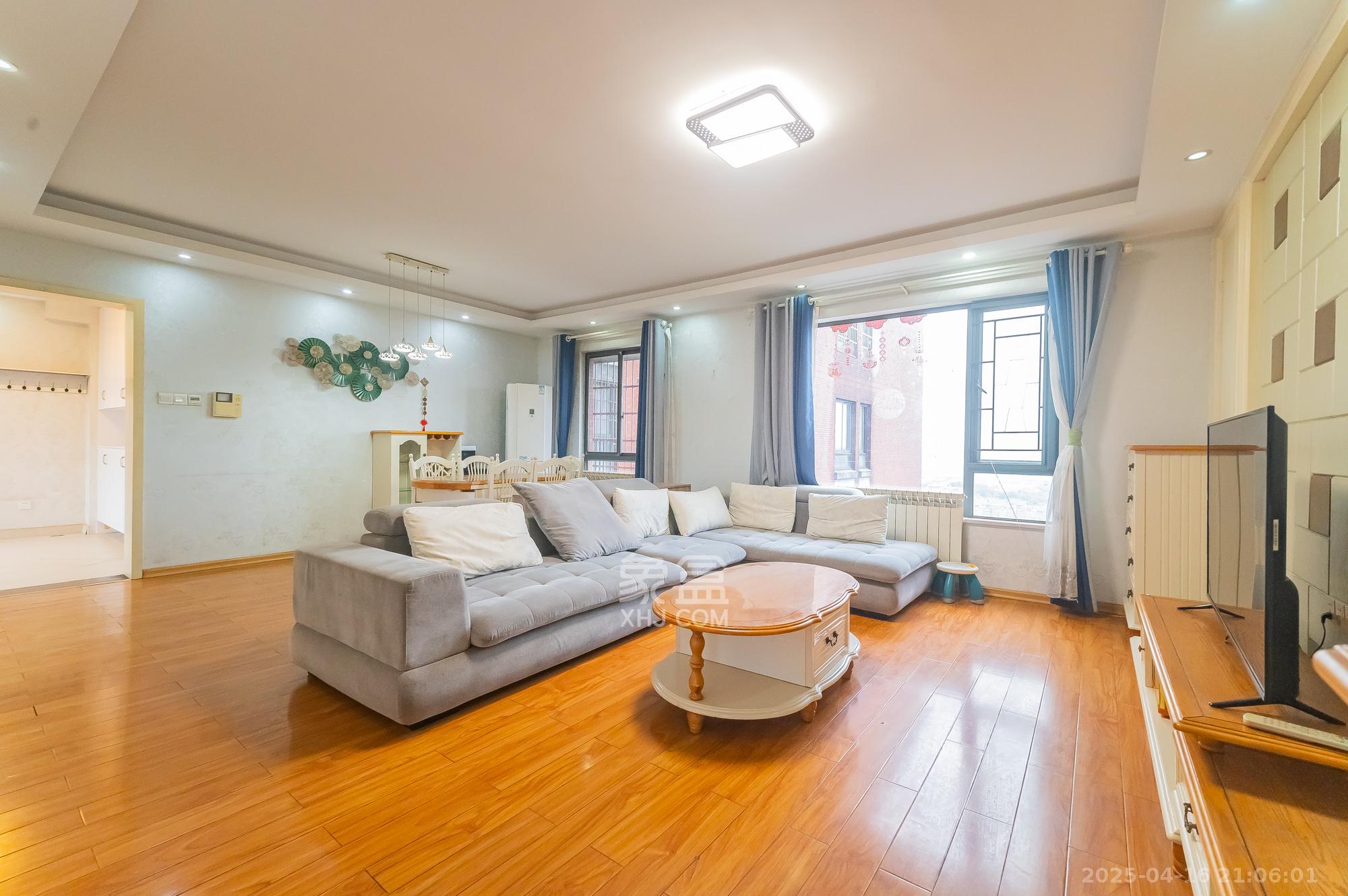 华润凤凰城二期 4室2厅2卫 106.0万 华润凤凰城二期 4室2厅2卫 106.0万客厅