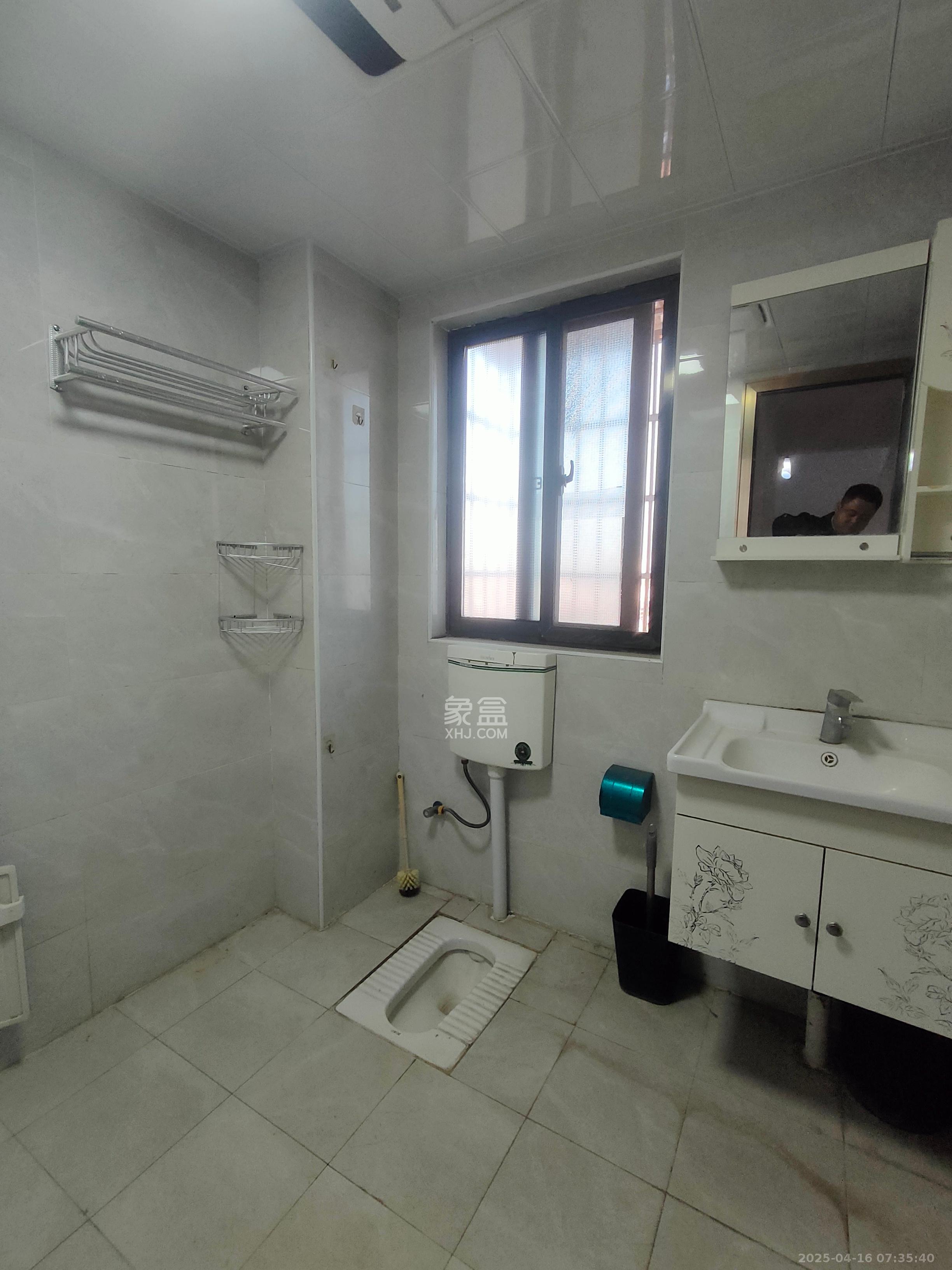 枫林雅苑(雷锋机电市场二期) 4室2厅2卫 2400.0元/月 枫林雅苑(雷锋机电市场二期) 4室2厅2卫 2400.0元/月室内图