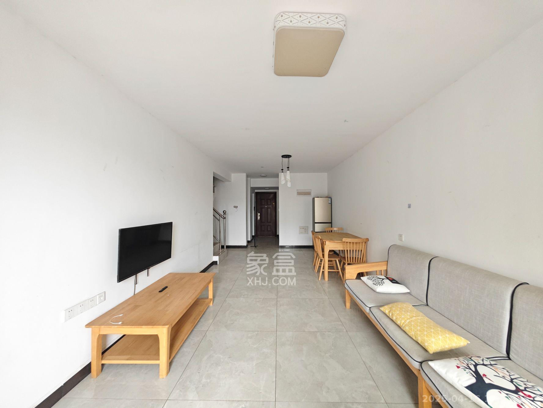 保利城（中航城国际社区、郡原美村）  3室2厅2卫   2400.00元/月