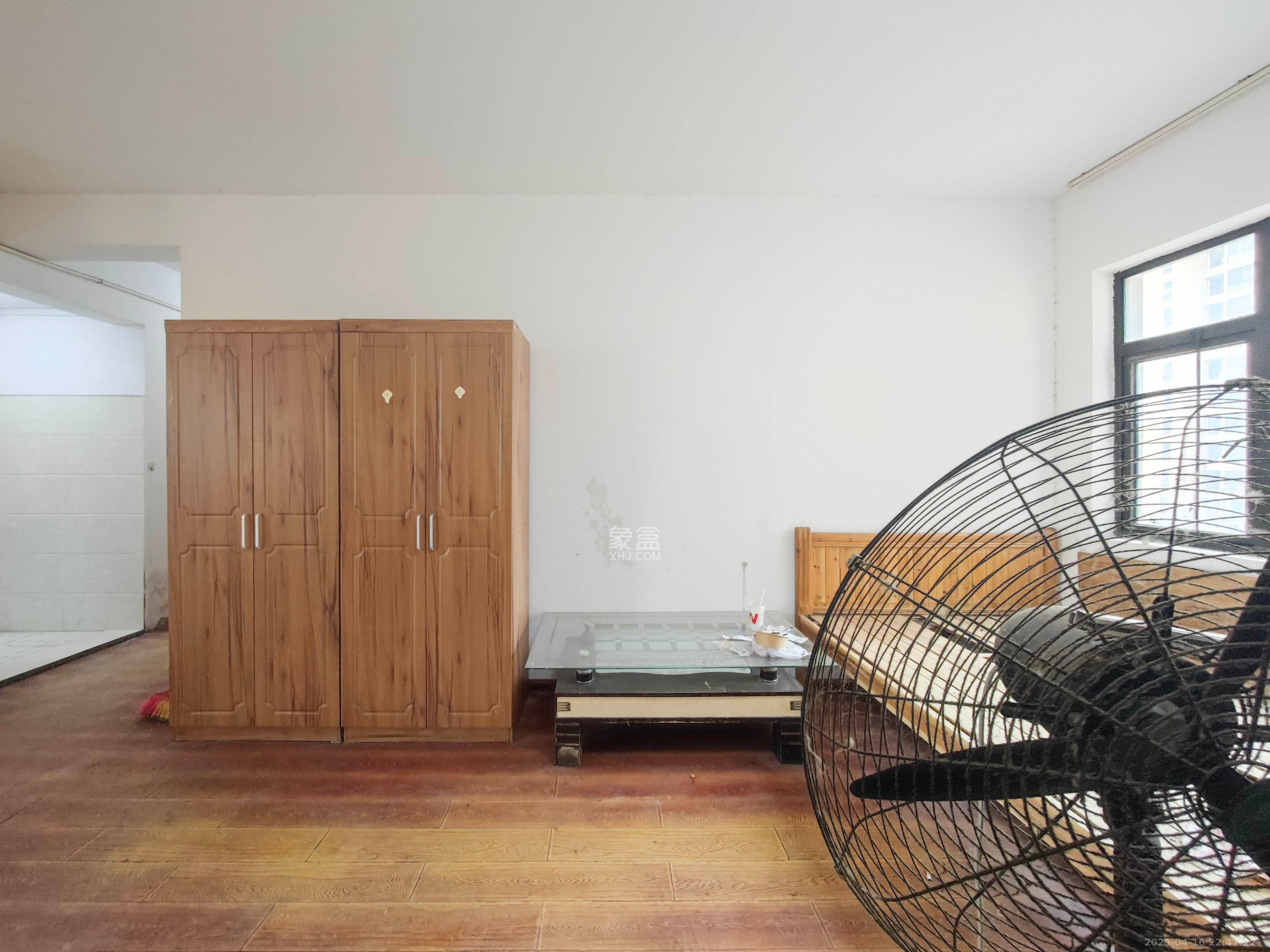 德润小区(丰升德润小区) 3室2厅1卫 109.5万 德润小区(丰升德润小区) 3室2厅1卫 109.5万客厅