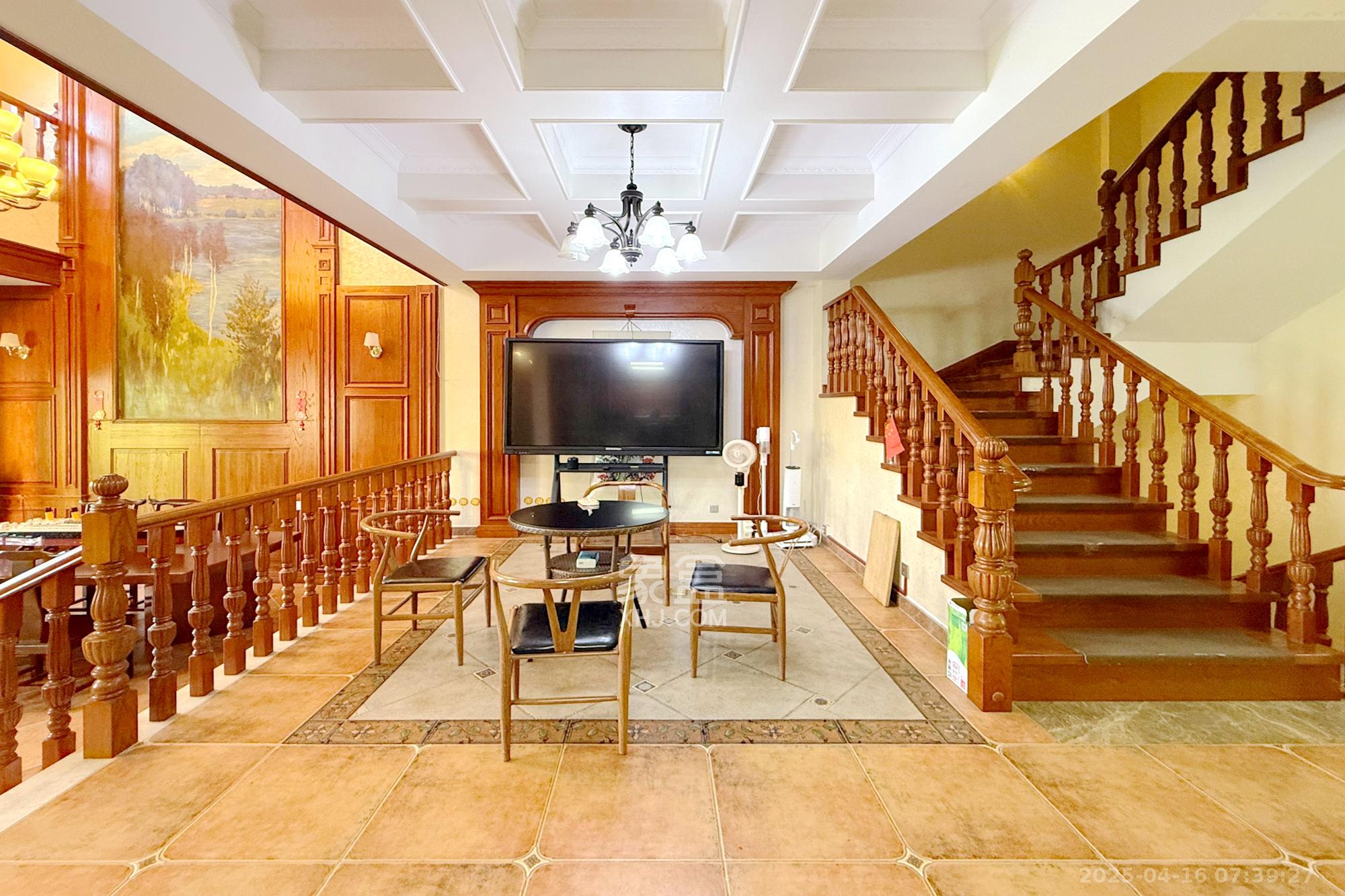 金地三千府(金地湖山樾、金地自在城) 5室3厅4卫 498.0万 金地三千府(金地湖山樾、金地自在城) 5室3厅4卫 498.0万客厅