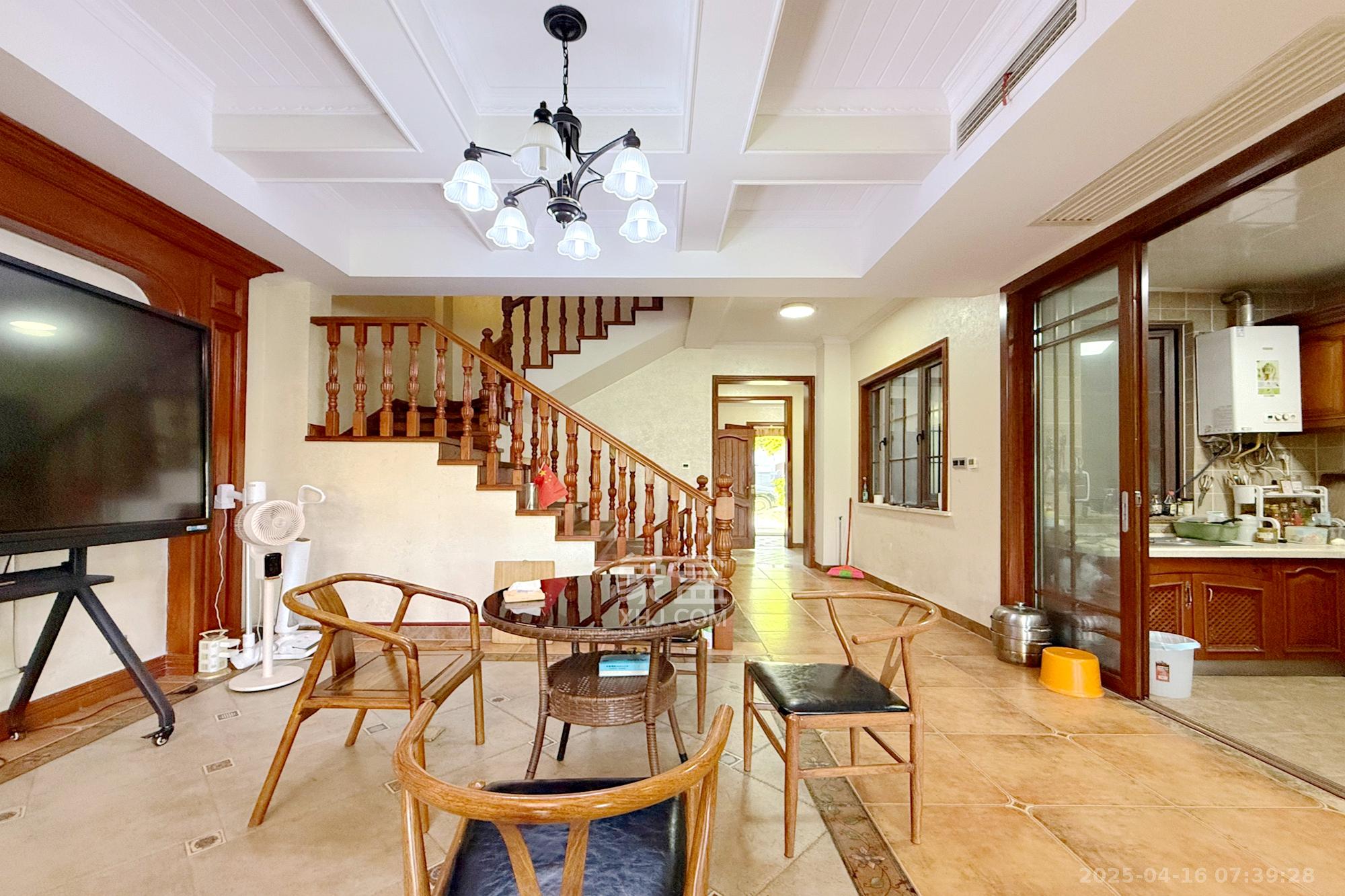 金地三千府(金地湖山樾、金地自在城) 5室3厅4卫 498.0万 金地三千府(金地湖山樾、金地自在城) 5室3厅4卫 498.0万客厅