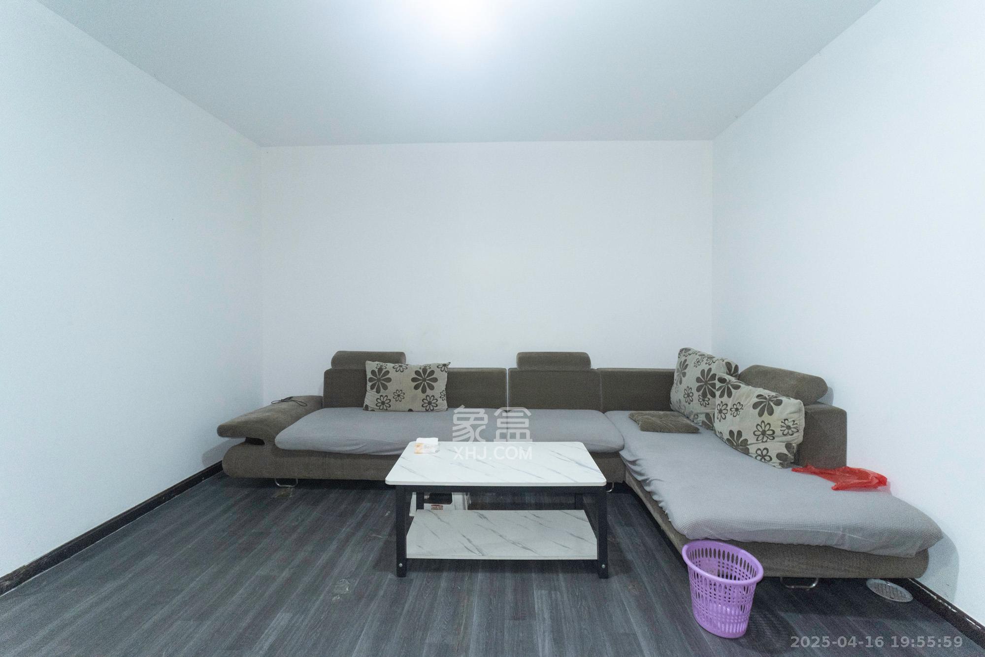 中南汽车世界 2室2厅1卫 34.8万 中南汽车世界 2室2厅1卫 34.8万客厅