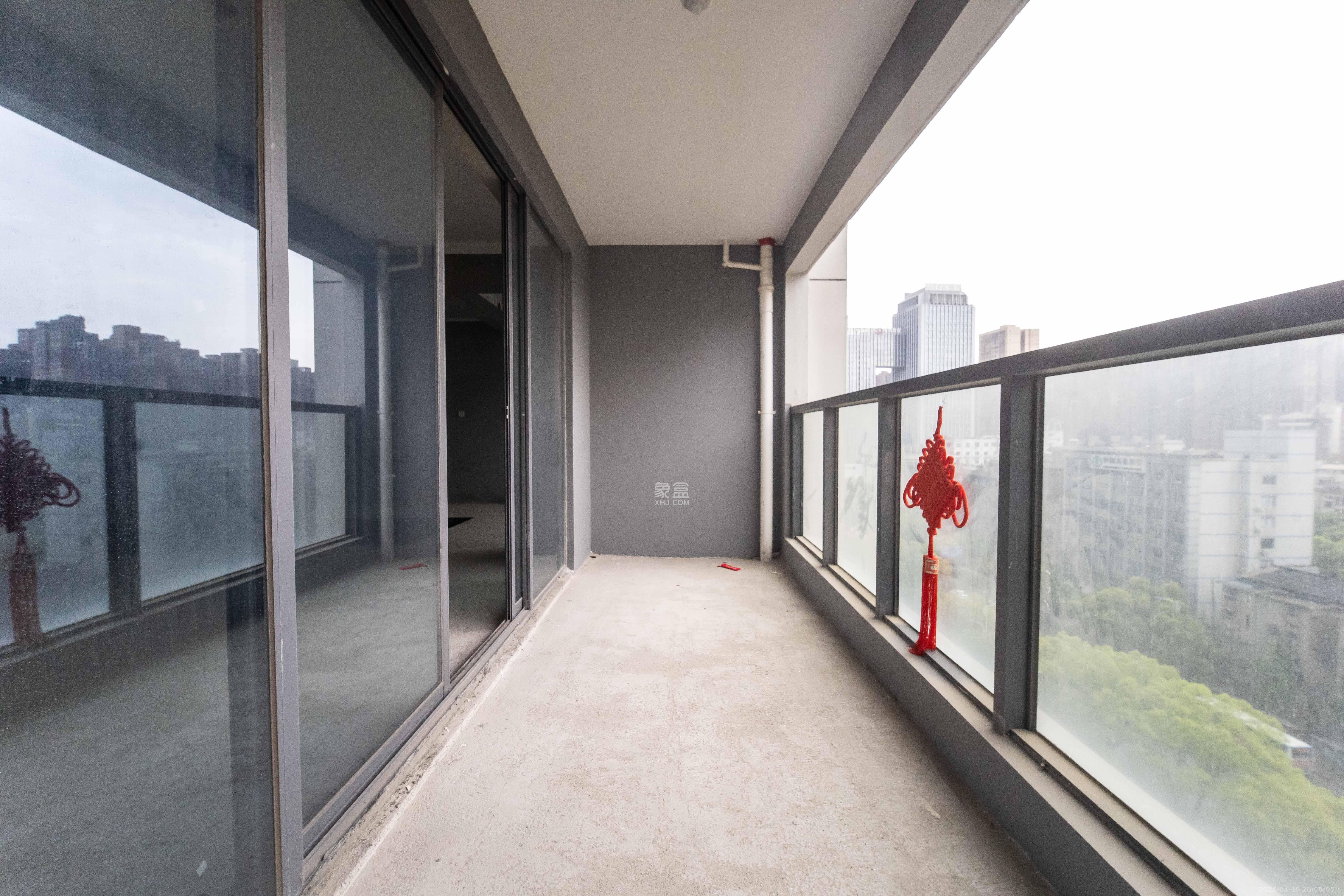 长房国际广场(长房商业广场) 4室2厅2卫 240.0万 长房国际广场(长房商业广场) 4室2厅2卫 240.0万阳台