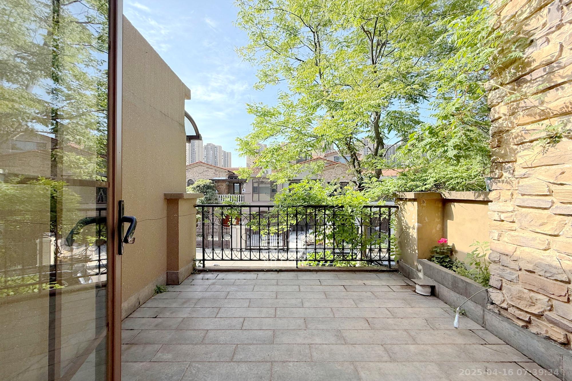 金地三千府(金地湖山樾、金地自在城) 5室3厅4卫 498.0万 金地三千府(金地湖山樾、金地自在城) 5室3厅4卫 498.0万阳台