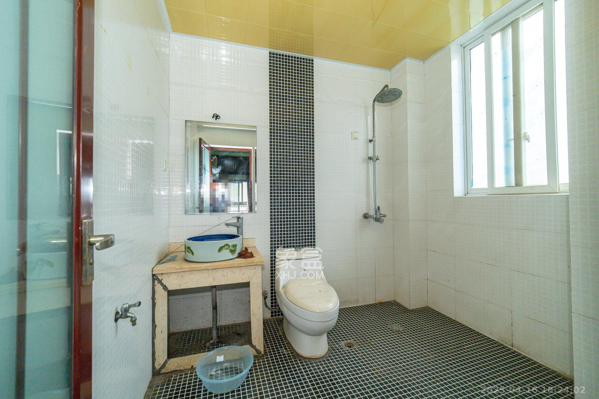 楚天馨苑  3室2厅2卫    56.0万 楚天馨苑  3室2厅2卫    56.0万卫生间