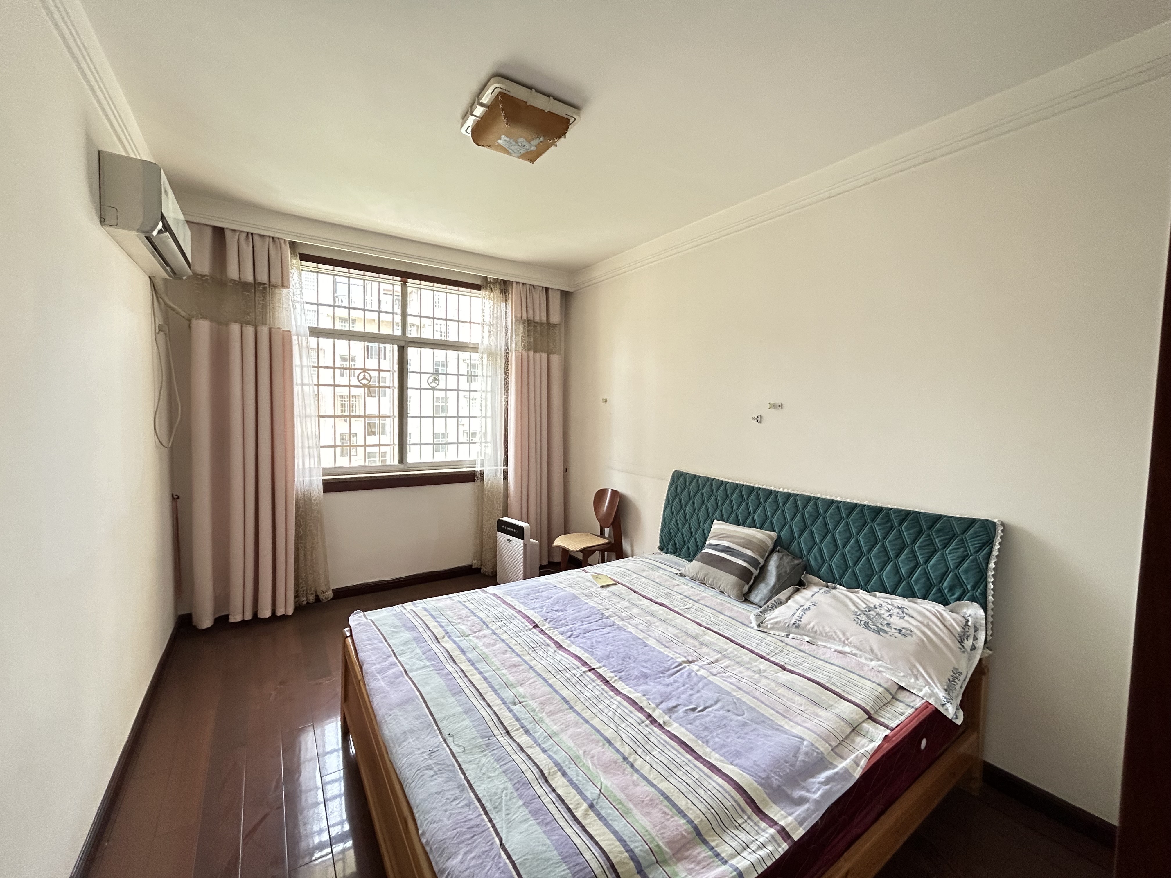 市委四号院 4室2厅2卫 1800.00元/月 市委四号院 4室2厅2卫 1800.00元/月室内图