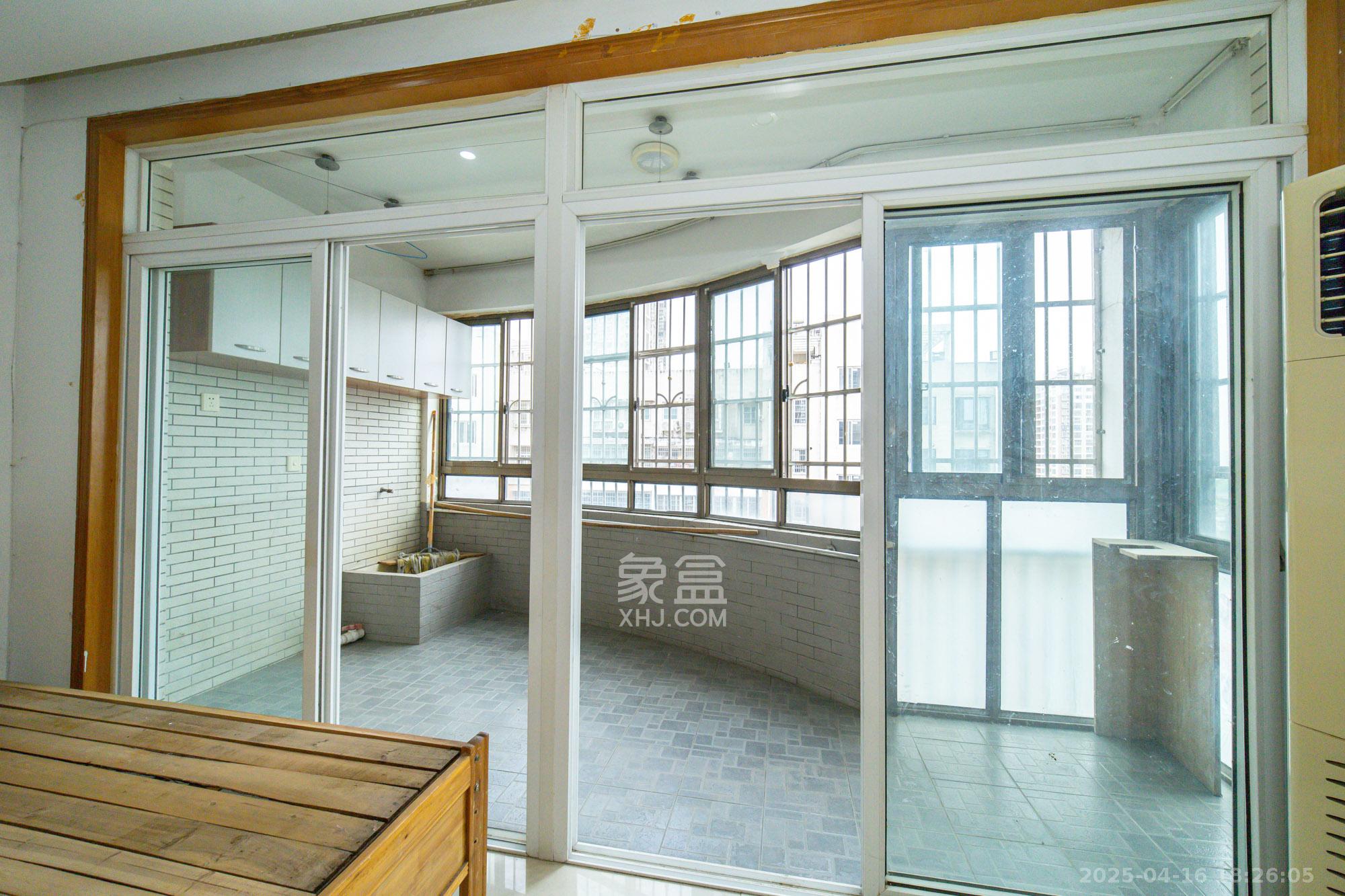 晶华美地  1室2厅2卫   150.00万阳台
