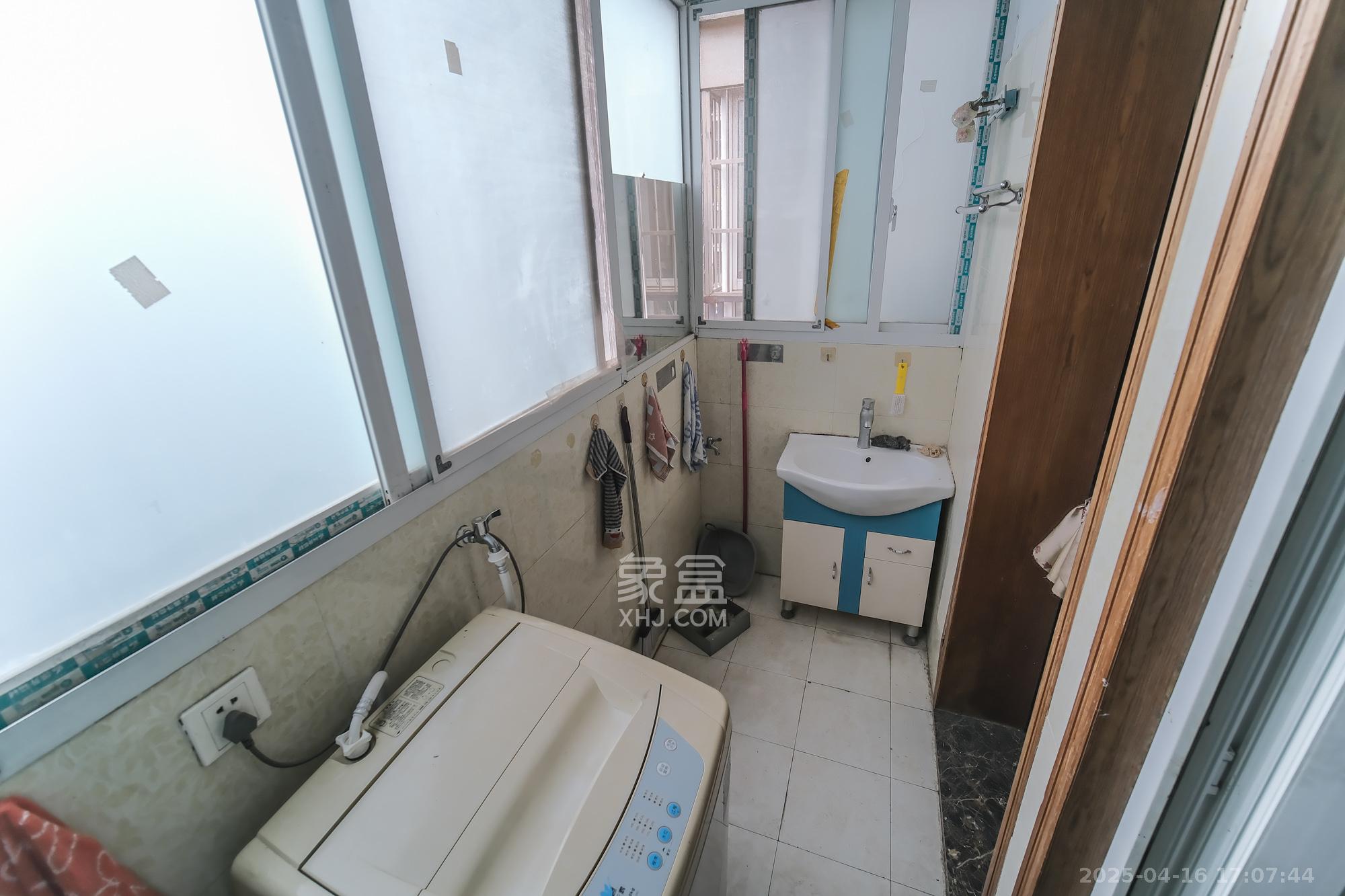 世景华庭  1室1厅1卫   22.00万阳台