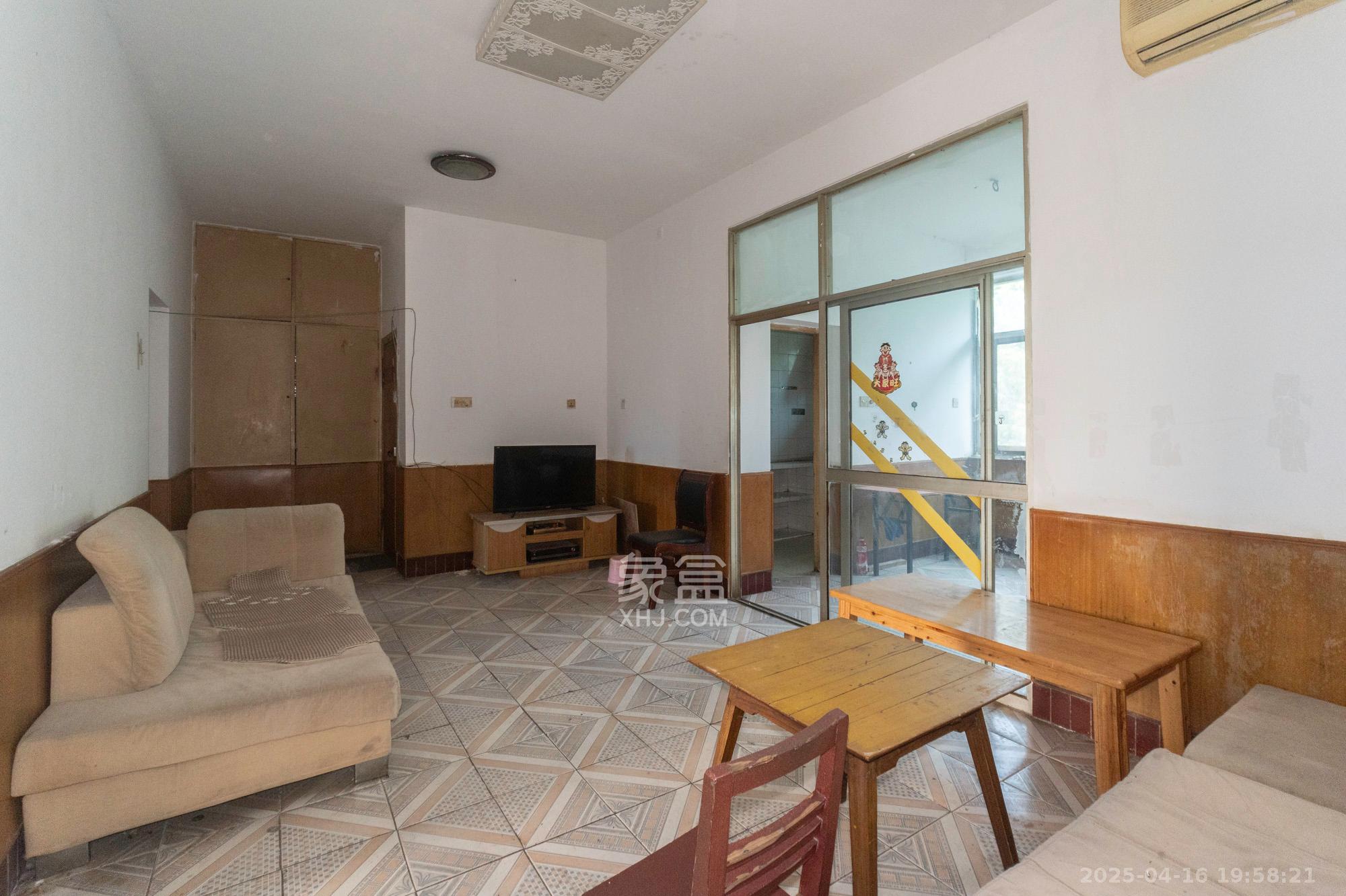 长沙县政府宿舍(星邻南苑) 3室2厅1卫 65.0万 长沙县政府宿舍(星邻南苑) 3室2厅1卫 65.0万客厅