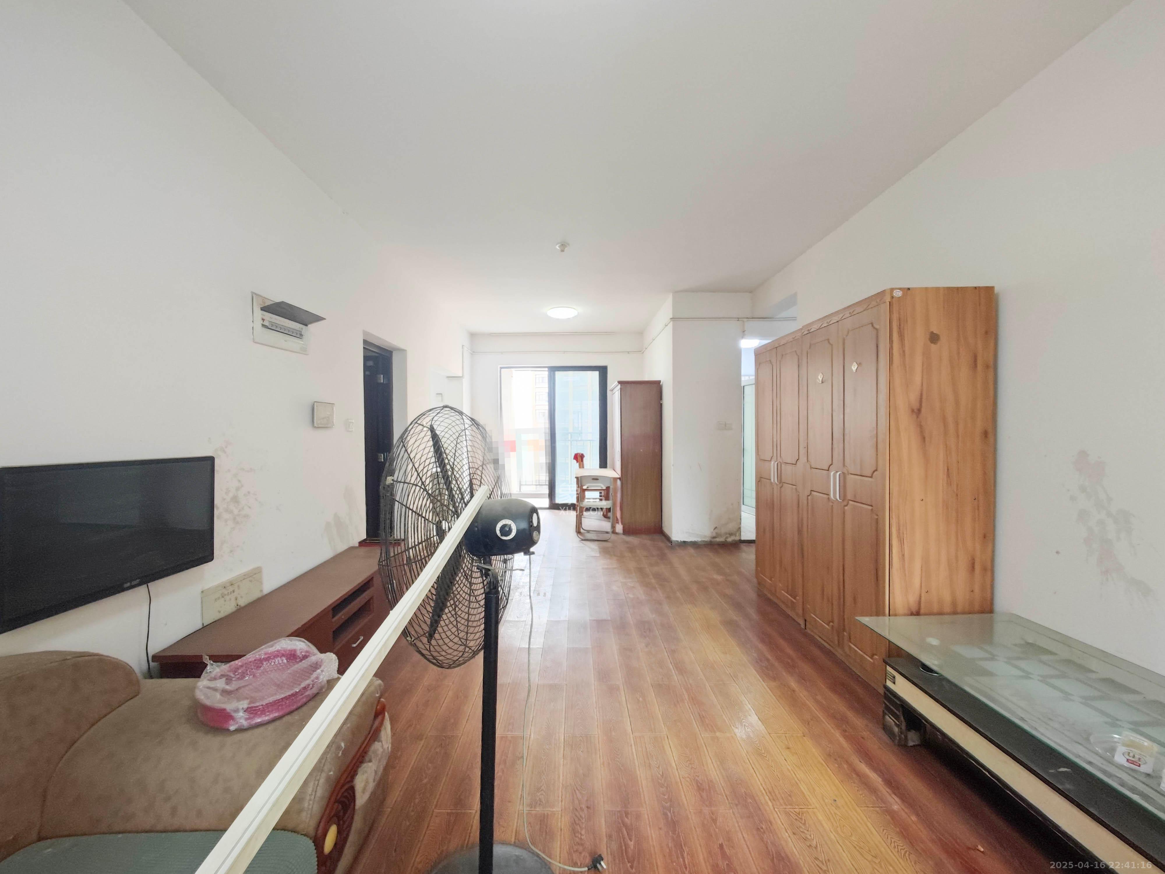 德润小区(丰升德润小区) 3室2厅1卫 109.5万 德润小区(丰升德润小区) 3室2厅1卫 109.5万客厅