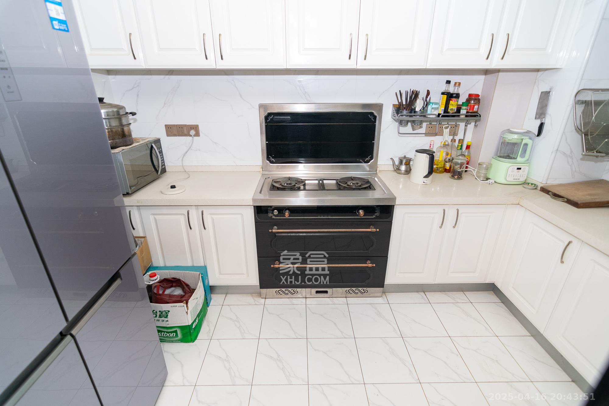 三润城（三润星城）  4室2厅2卫    125.0万厨房