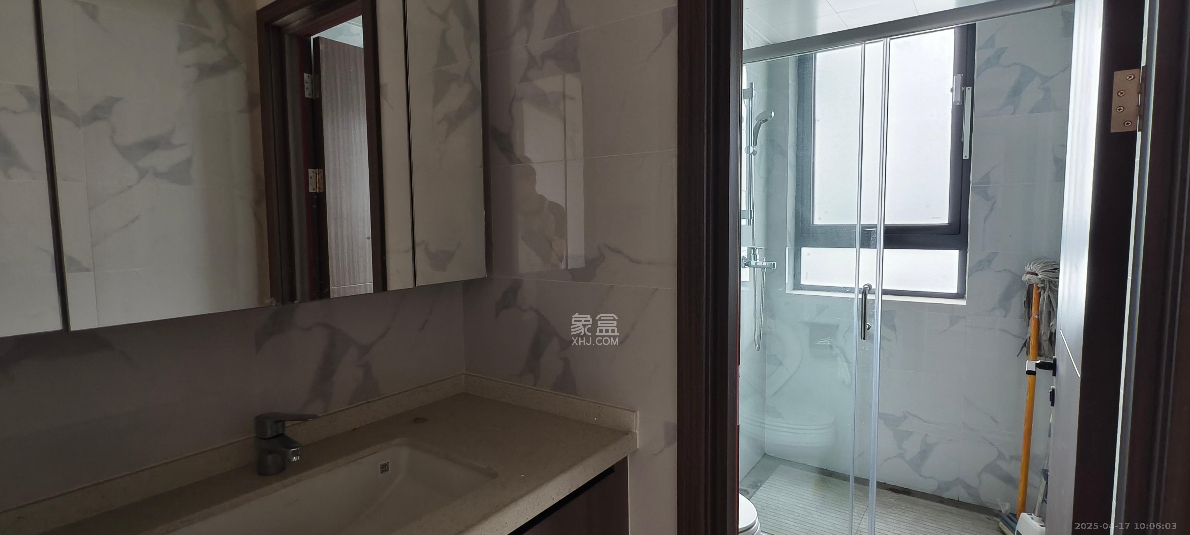 绿地V岛 4室2厅2卫 3800.0元/月 绿地V岛 4室2厅2卫 3800.0元/月室内图