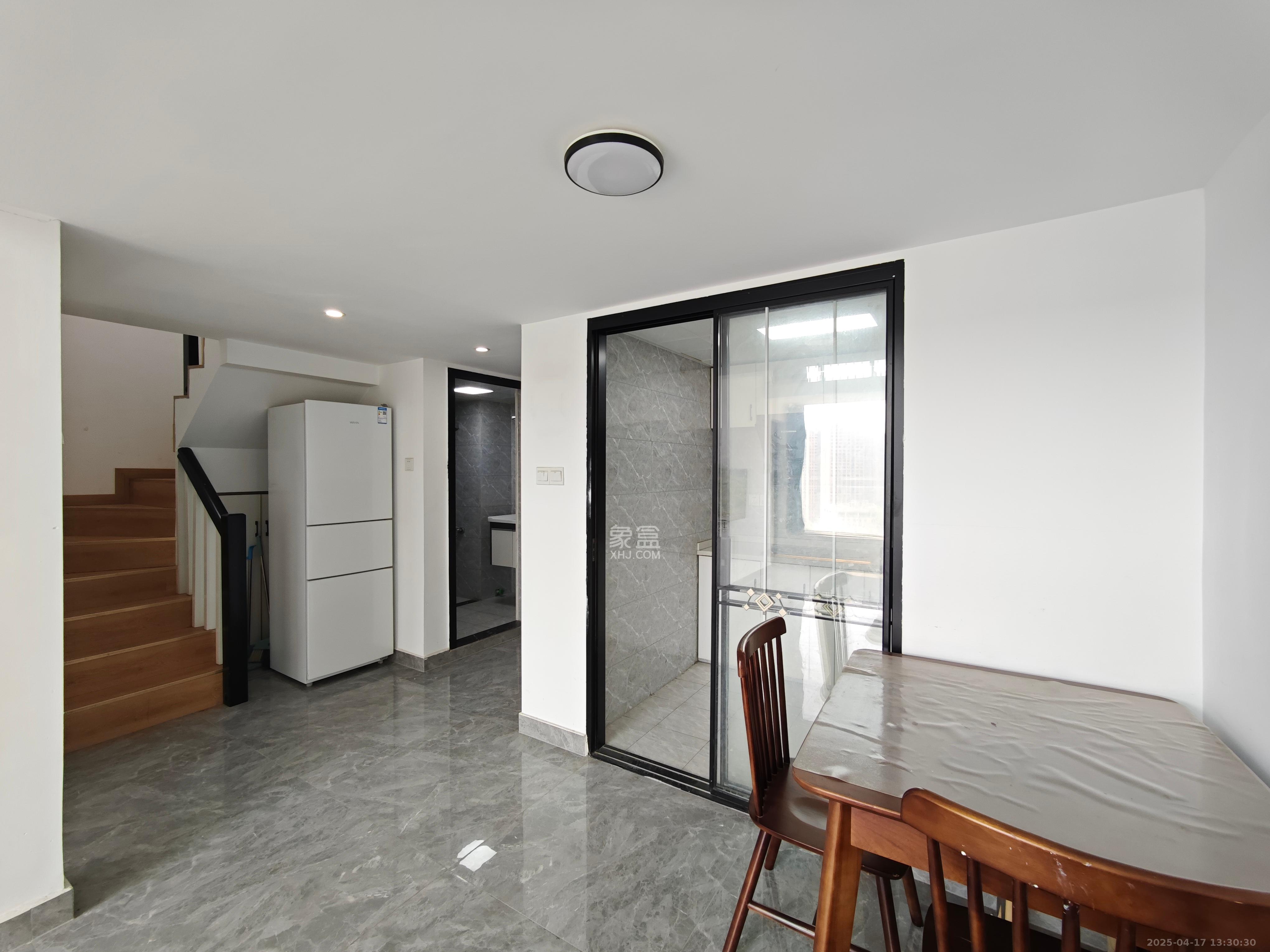 万科金色麦田  3室1厅2卫    2500.0元/月室内图